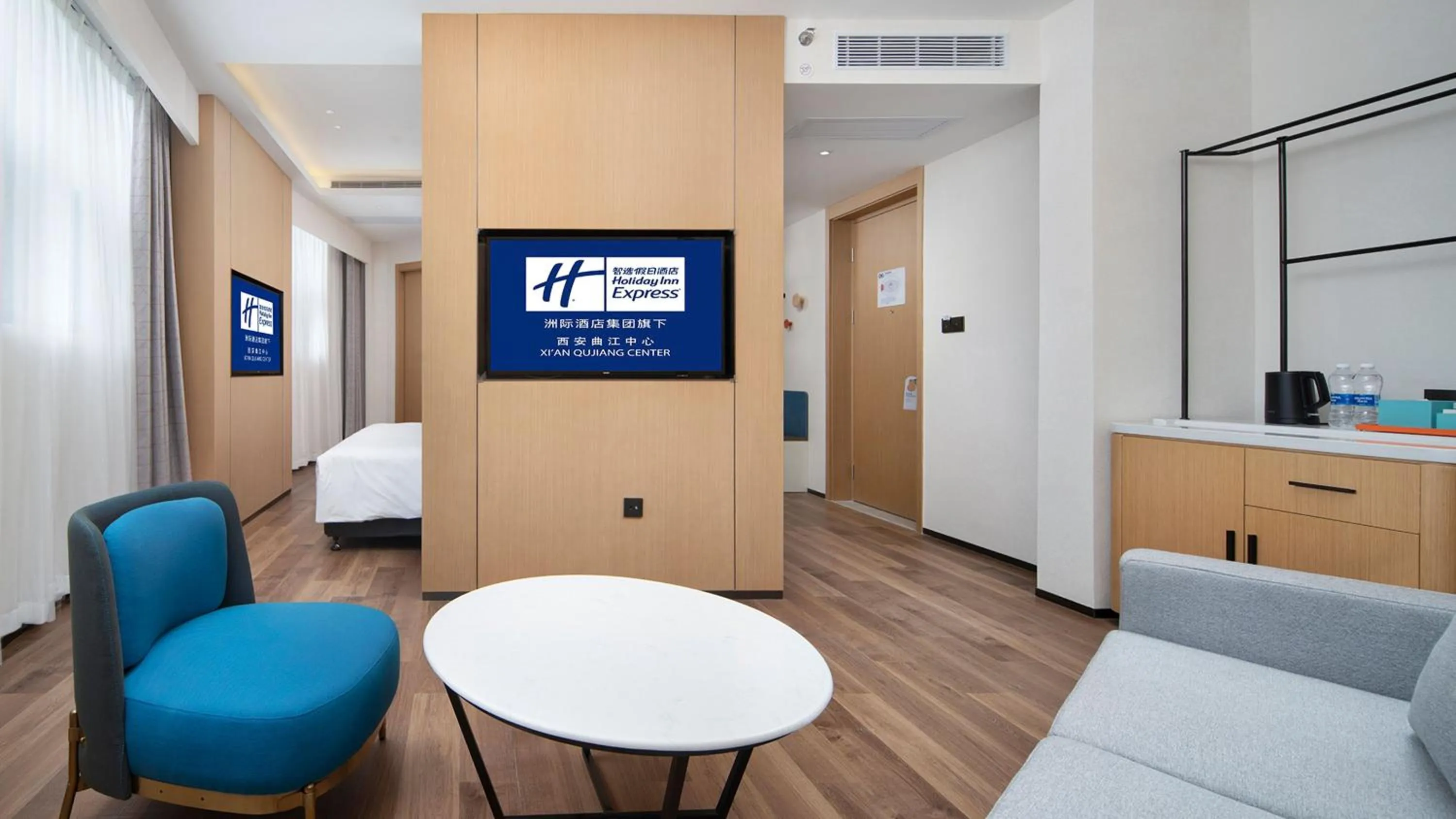 Photo of the whole room, Bed in Holiday Inn Express Xi'an Qujiang Center by IHG