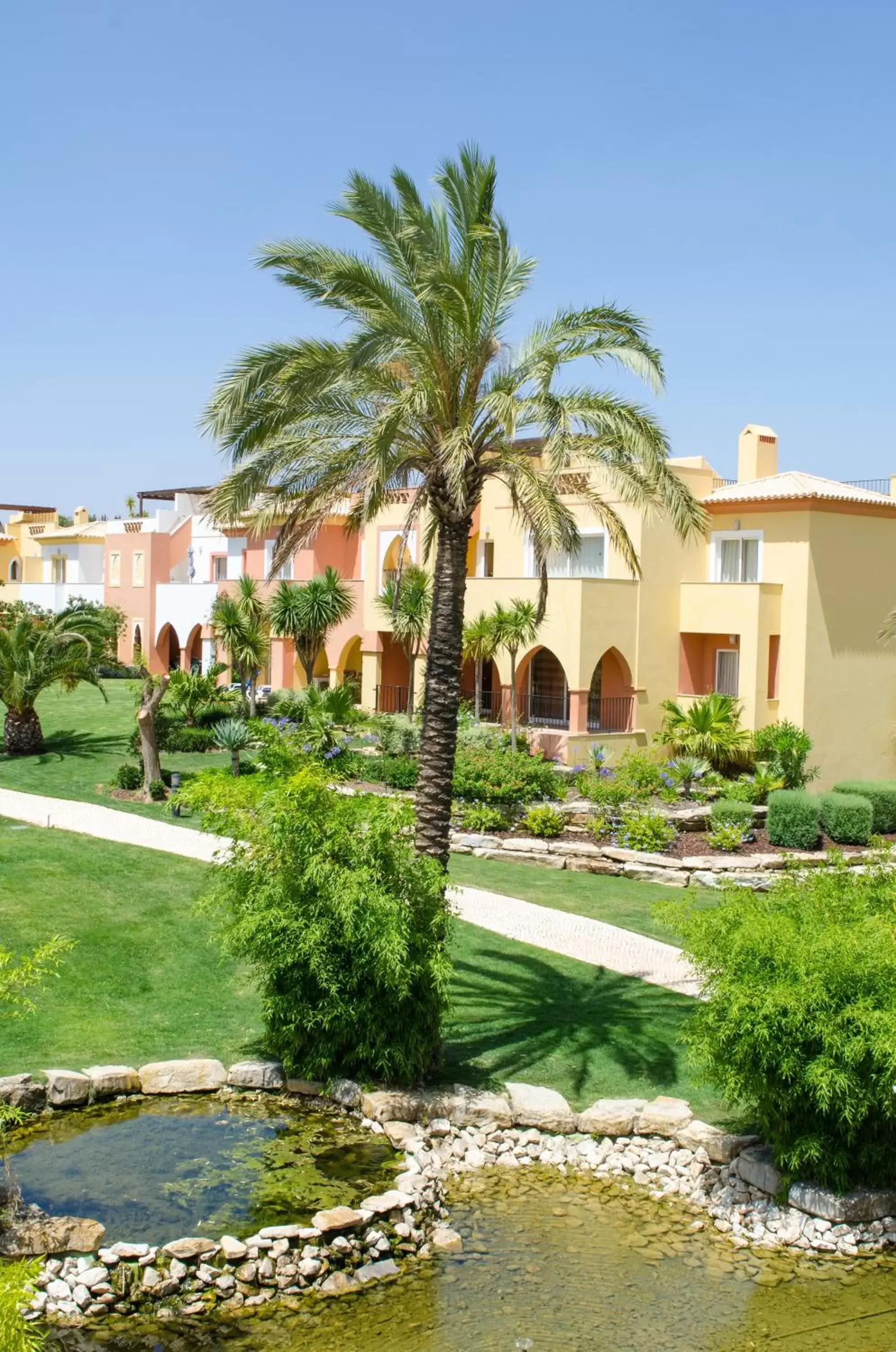 Facade/entrance, Property Building in Jardim da Meia Praia Resort