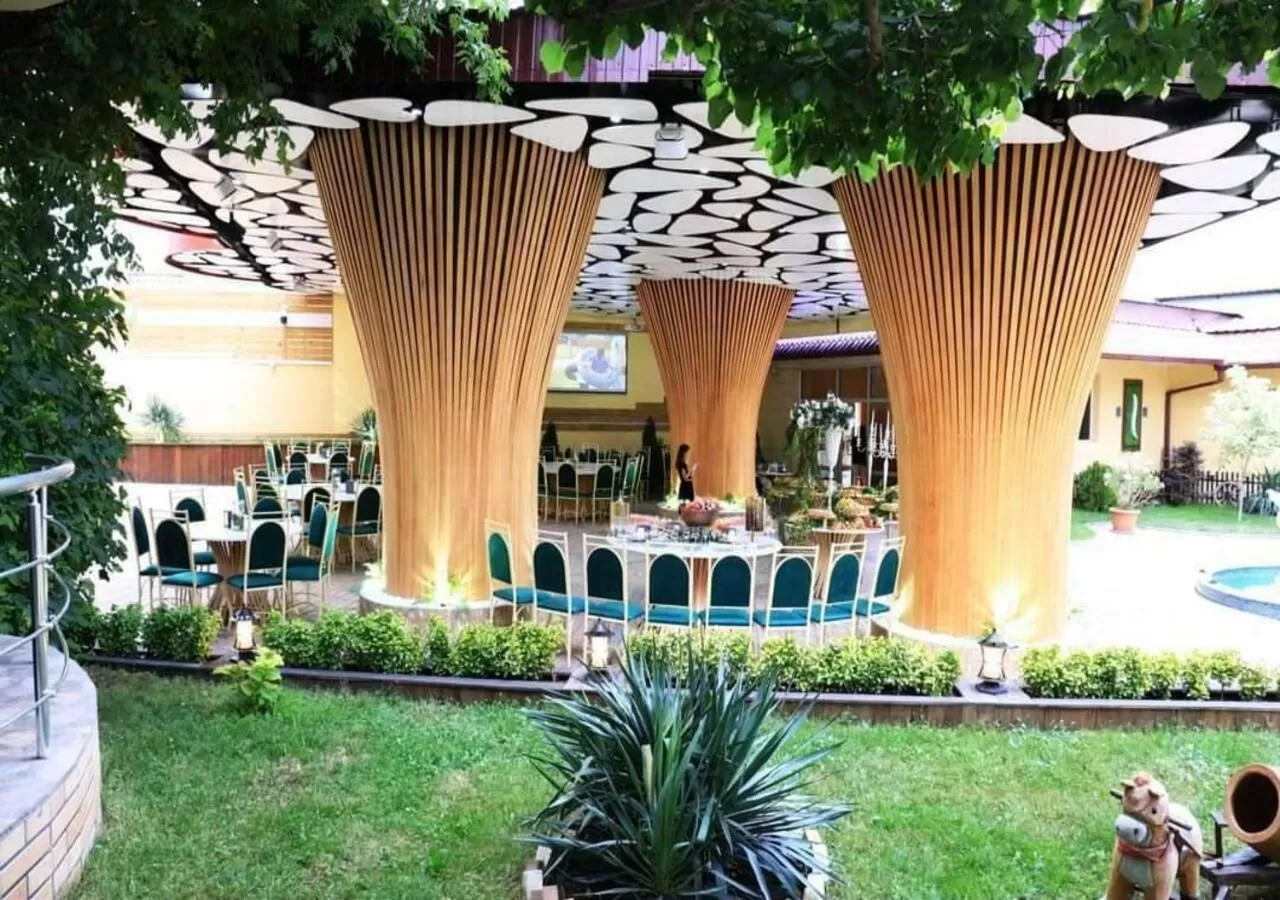 Restaurant/places to eat, Garden in Elkoaparthotel