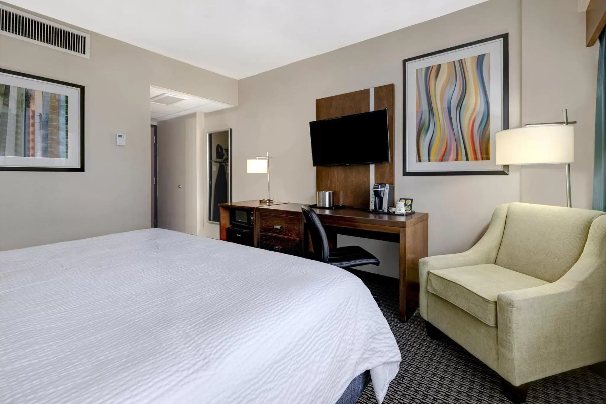 Photo of the whole room, Bed in Holiday Inn Houston Downtown by IHG
