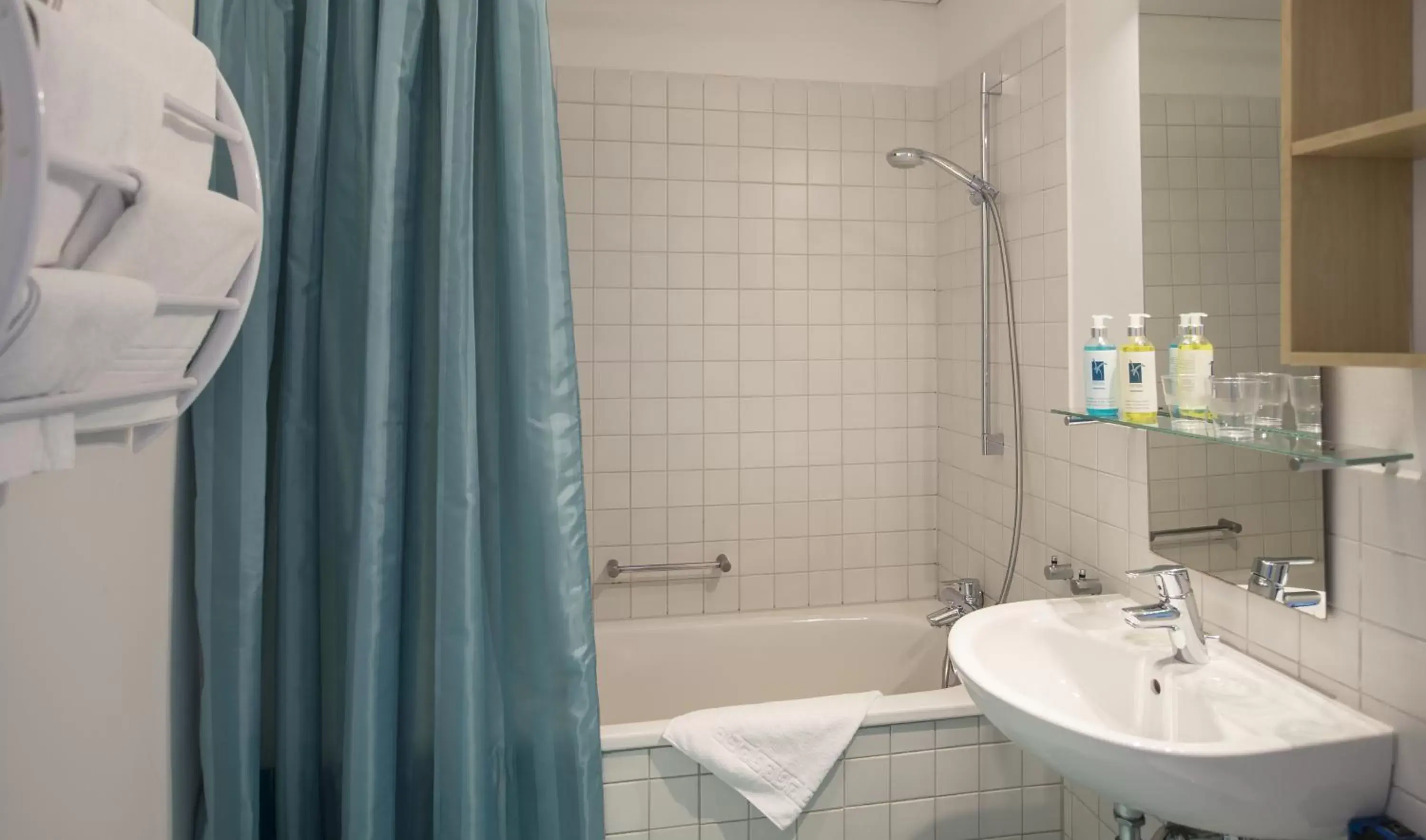 Photo of the whole room, Bathroom in Apartment Hotel Konstanz