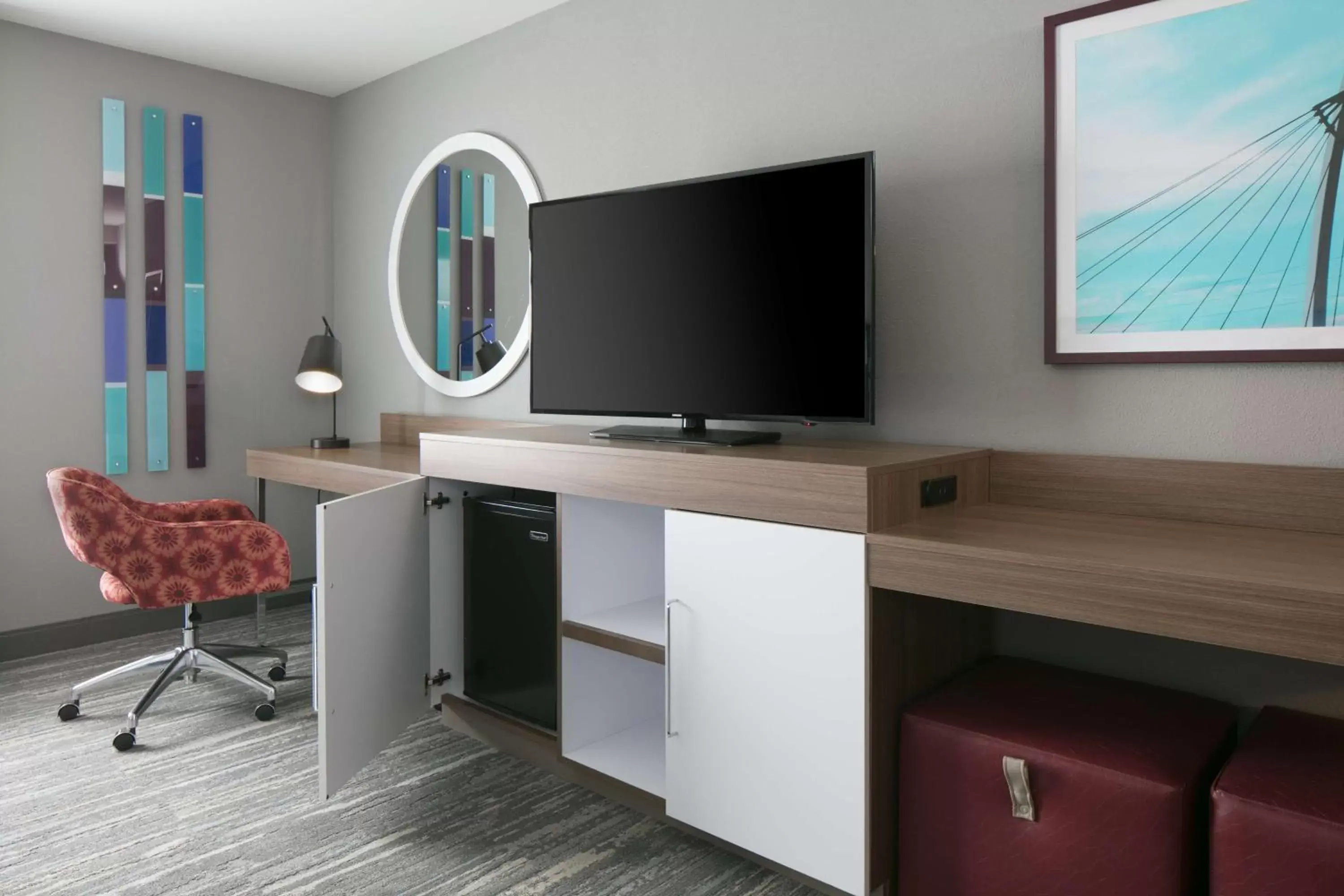 Bedroom, TV/Entertainment Center in Hampton Inn By Hilton Wichita Northwest