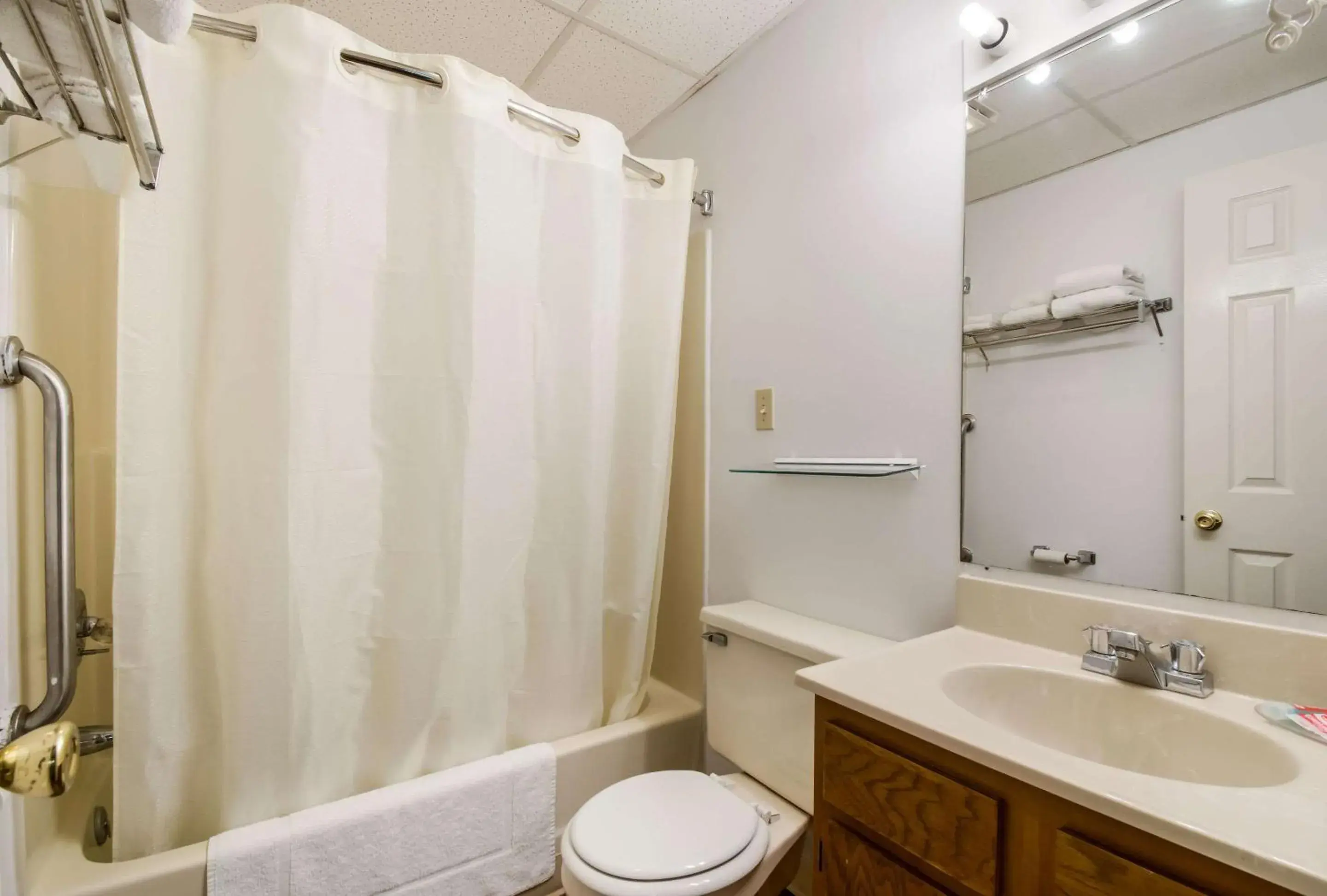 Photo of the whole room, Bathroom in Econo Lodge Inn & Suites Pocono near Lake Harmony