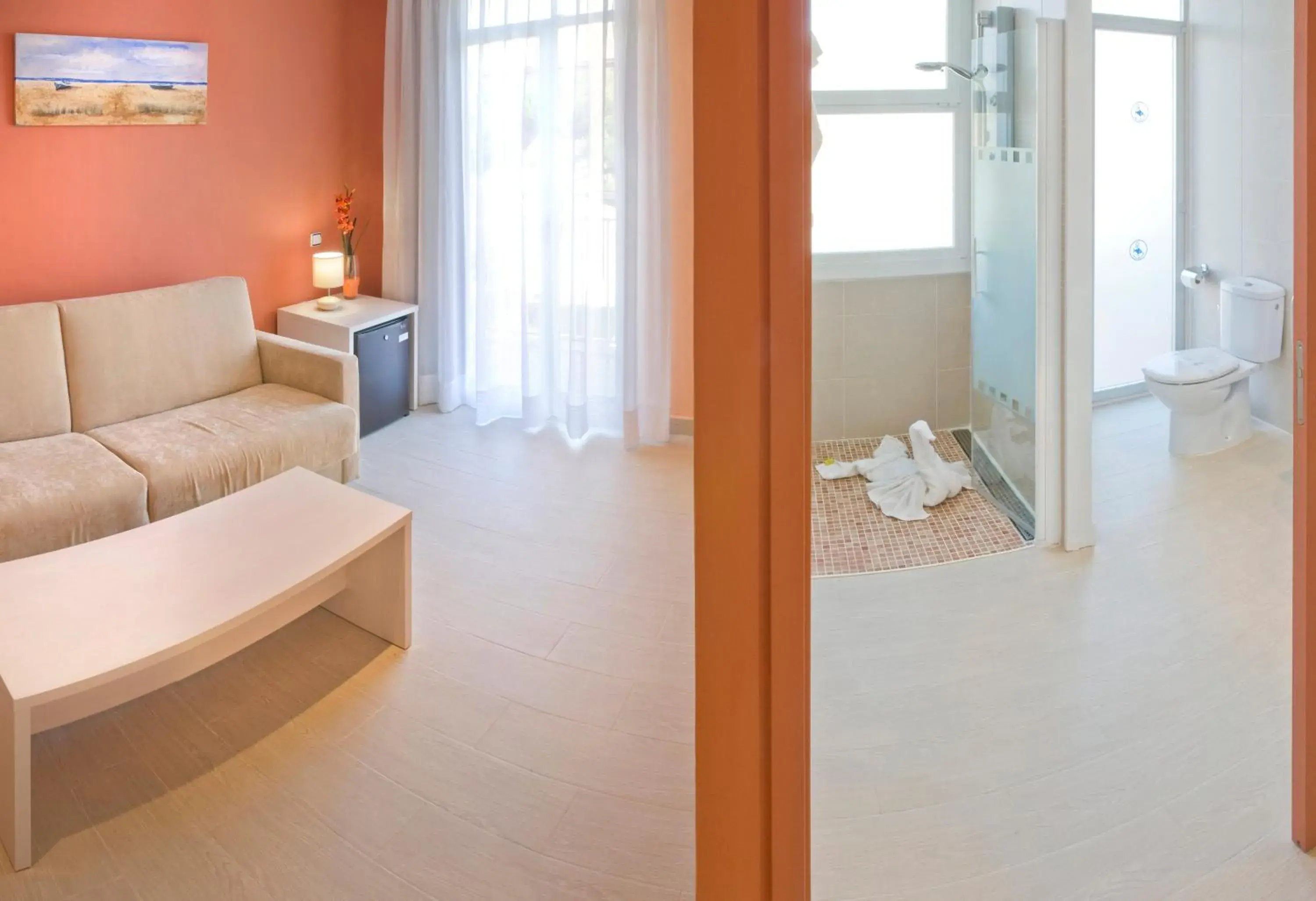 Bathroom, Seating Area in GHT Balmes, Hotel-Aparthotel&SPLASH