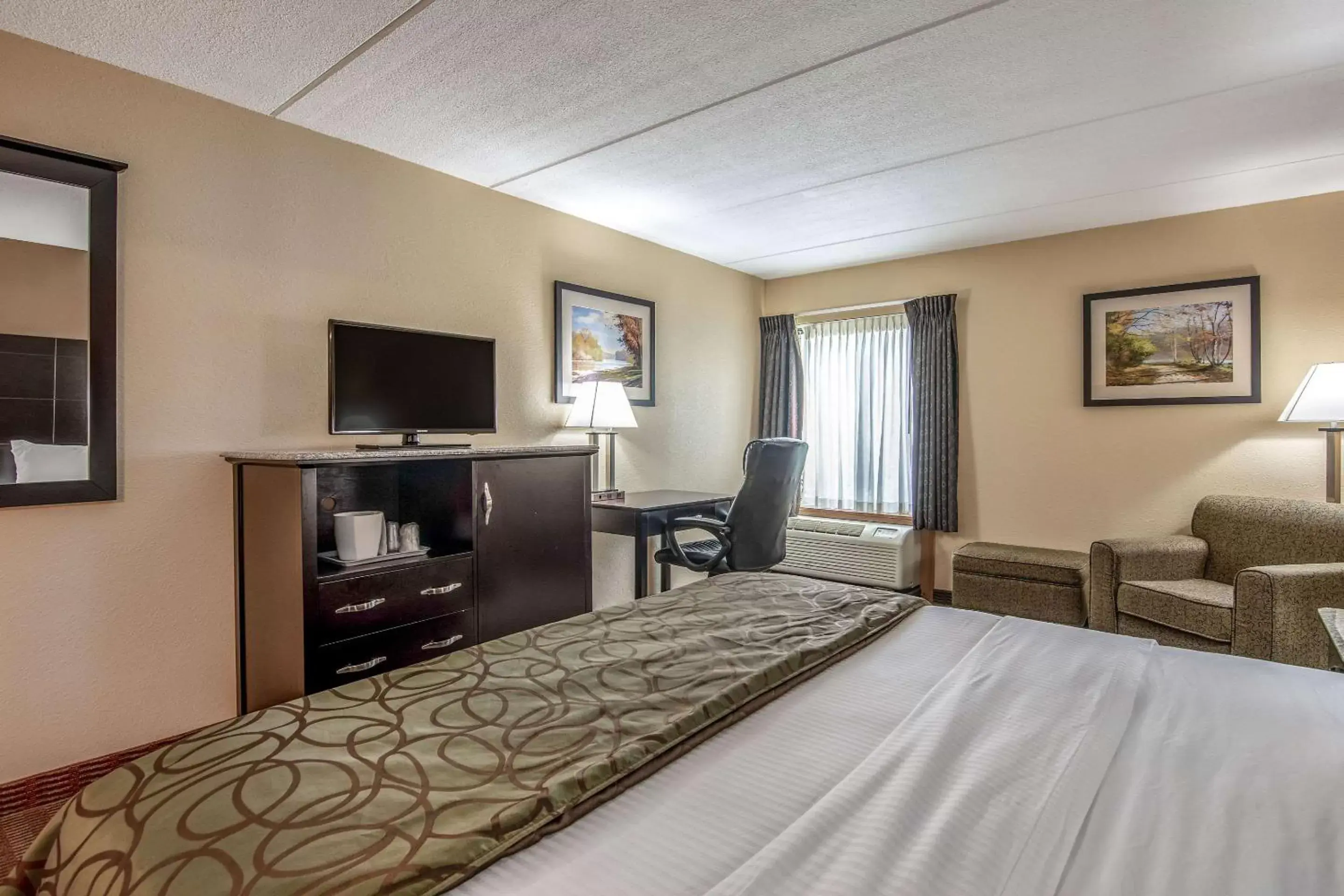 Photo of the whole room, Bed in Quality Inn Tully I-81