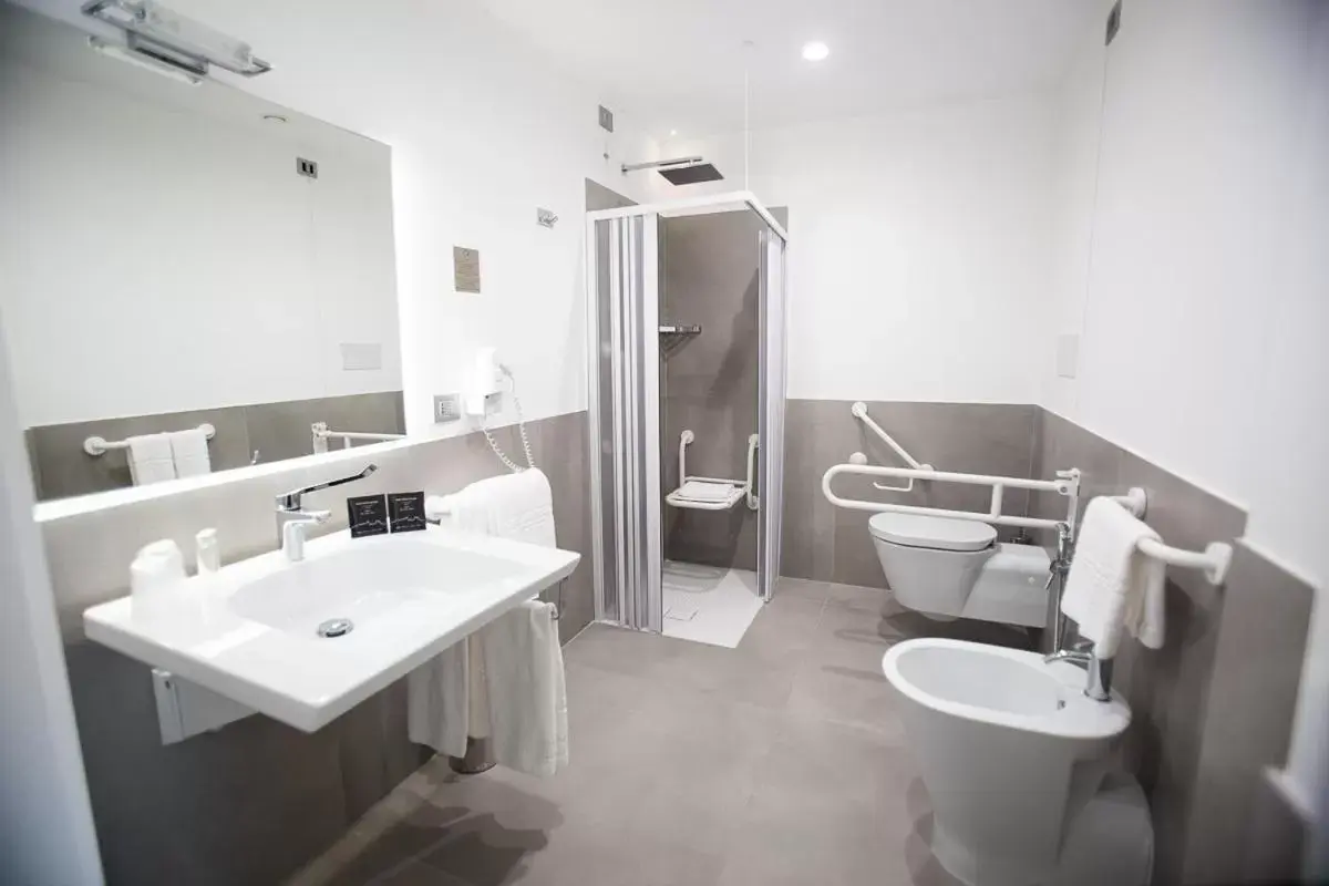 Shower, Bathroom in Hotel Monte Sarago