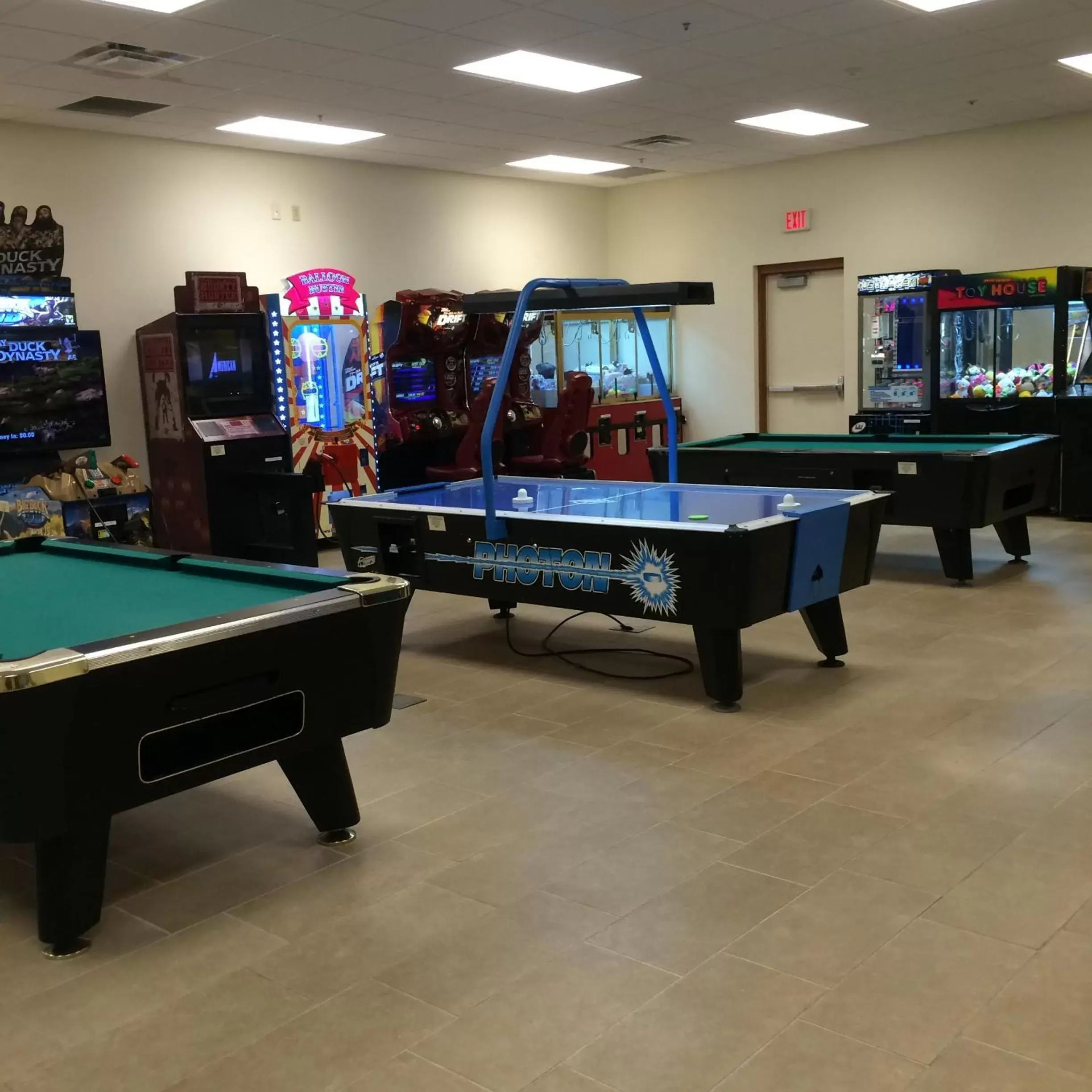 Game Room, Billiards in Grand Smokies Resort Lodge Pigeon Forge