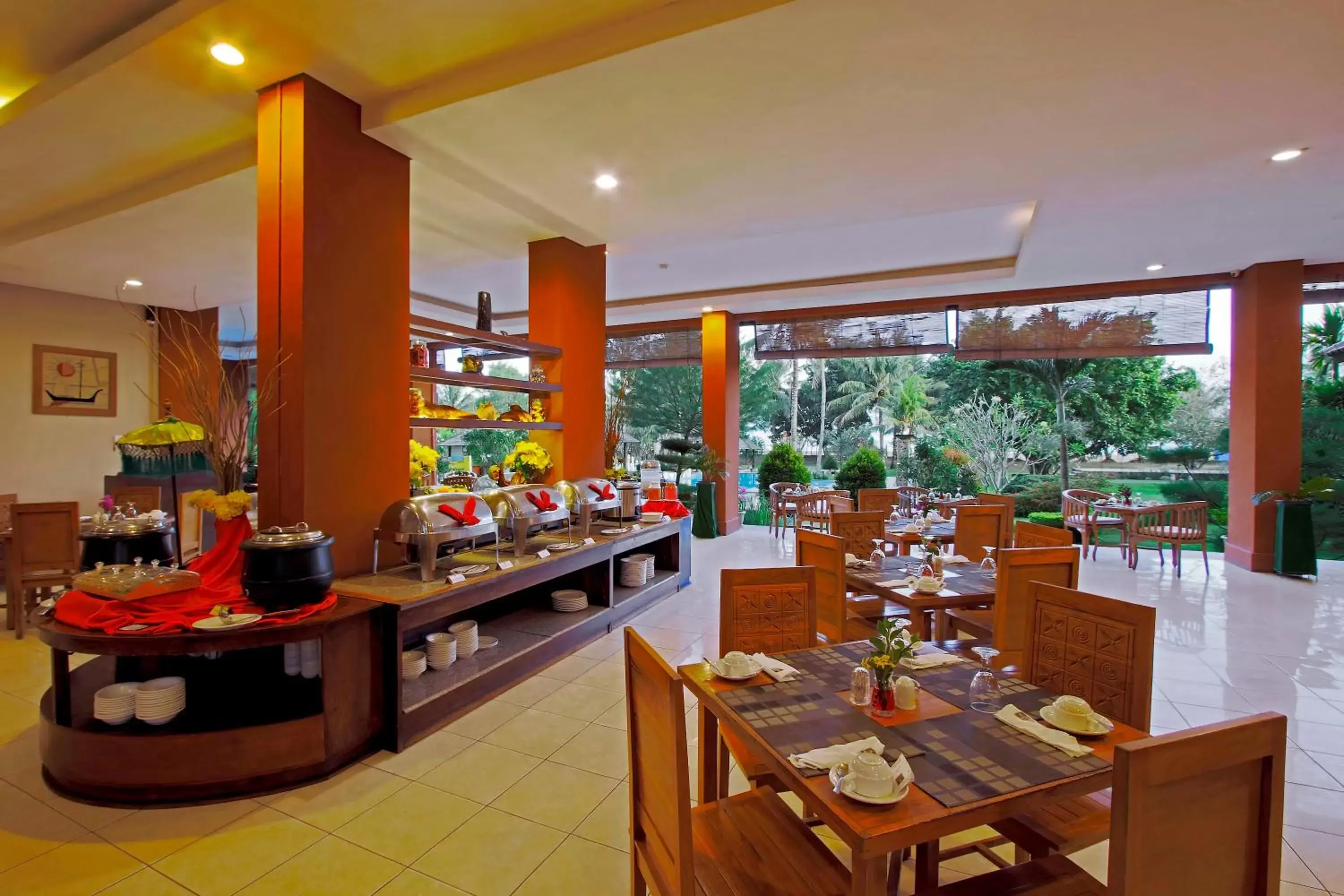 Restaurant/Places to Eat in The Jayakarta Suites Komodo Flores
