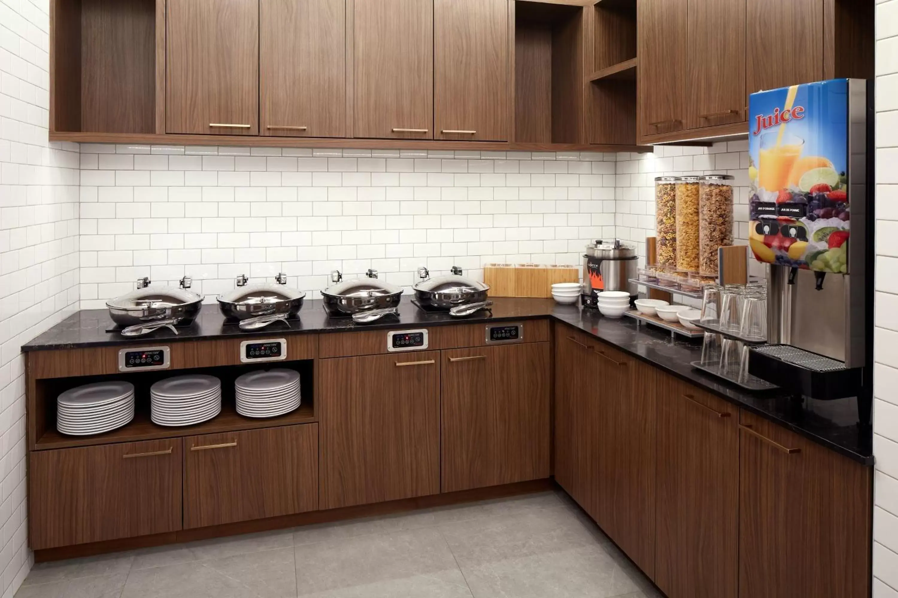 Breakfast, Kitchen/Kitchenette in Residence Inn by Marriott Montreal Midtown