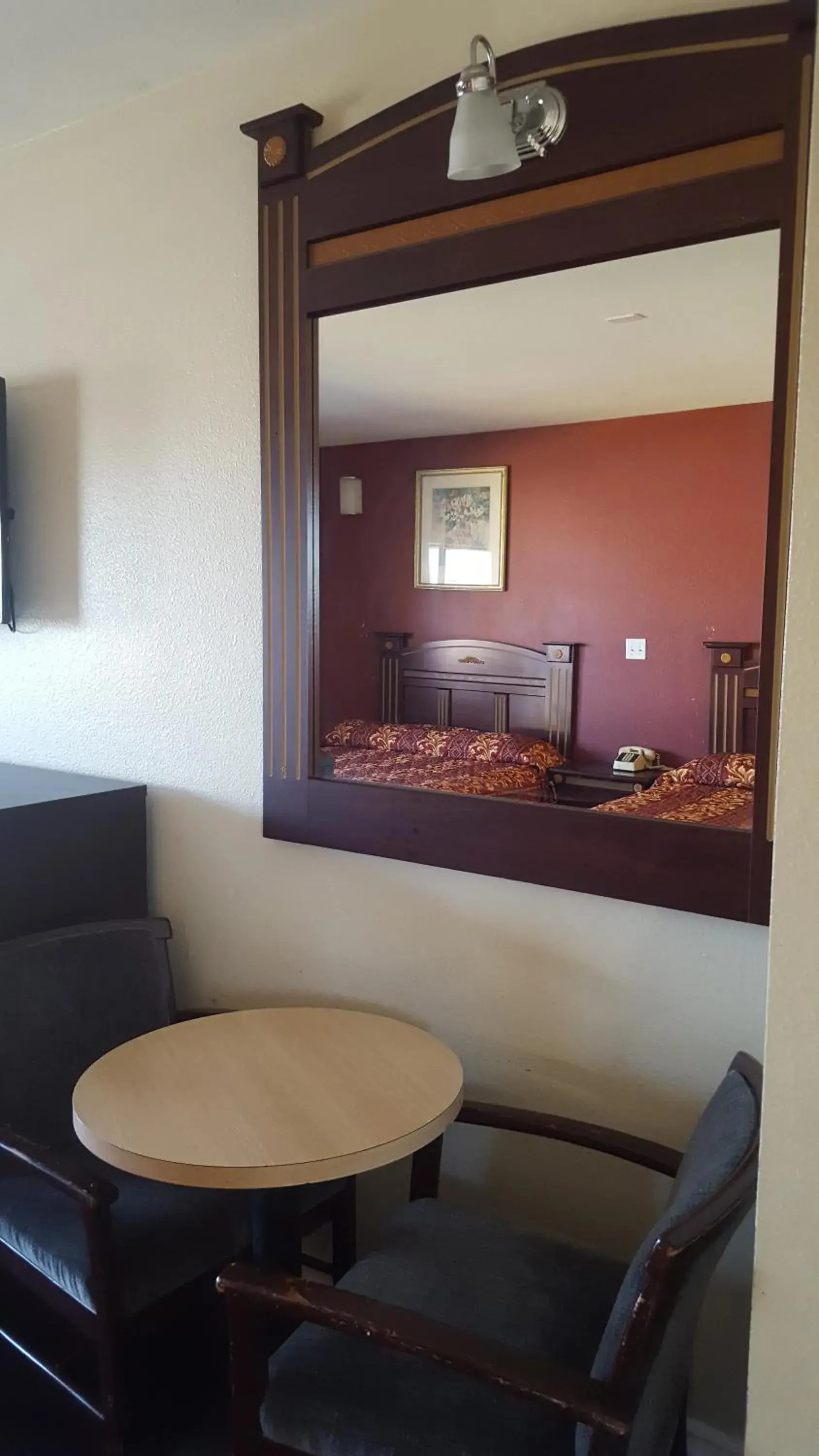 Bedroom, Seating Area in Robinhood Motel