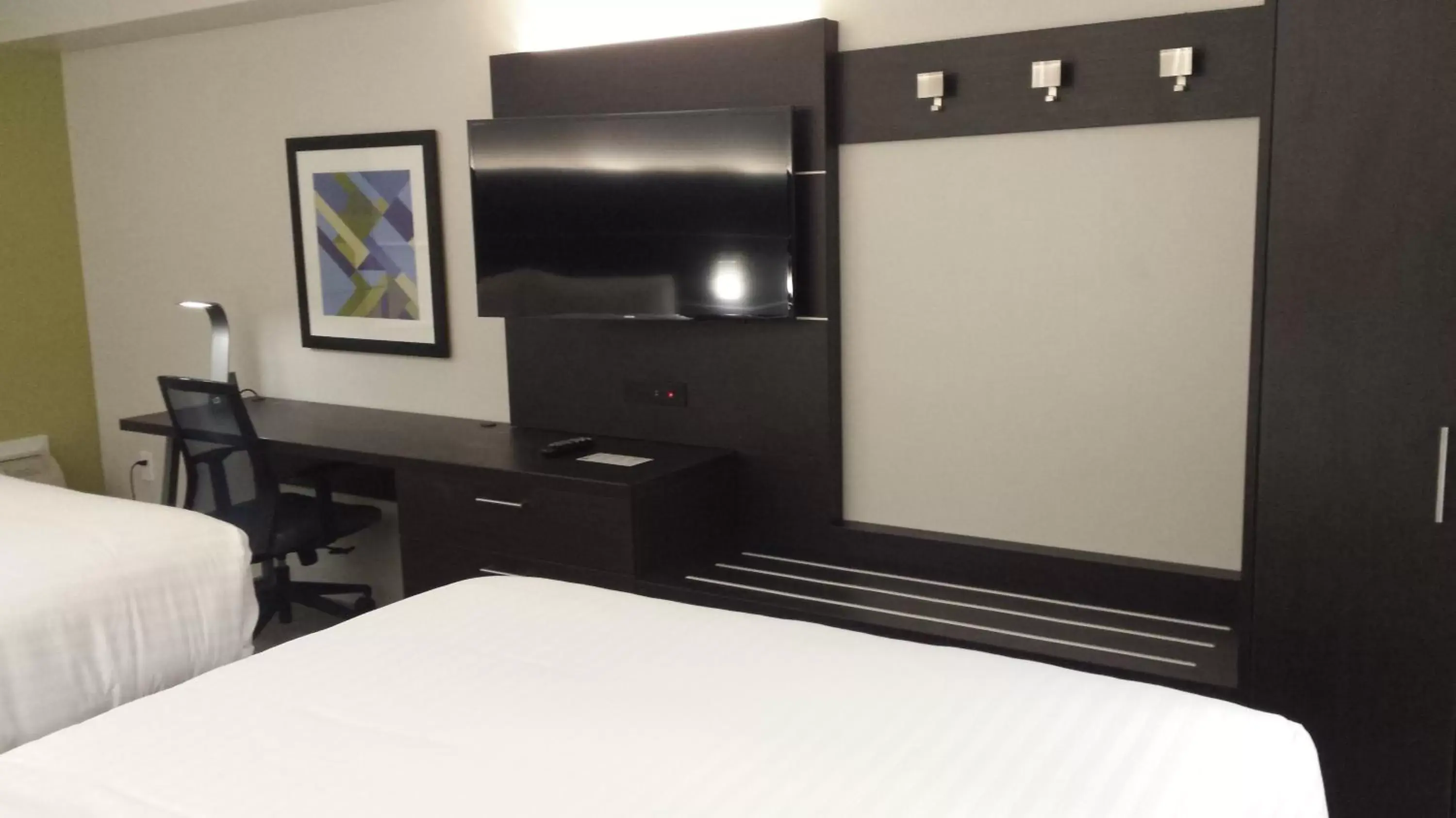 Photo of the whole room, TV/Entertainment Center in Holiday Inn Express & Suites Mississauga-Toronto Southwest, an IHG Hotel