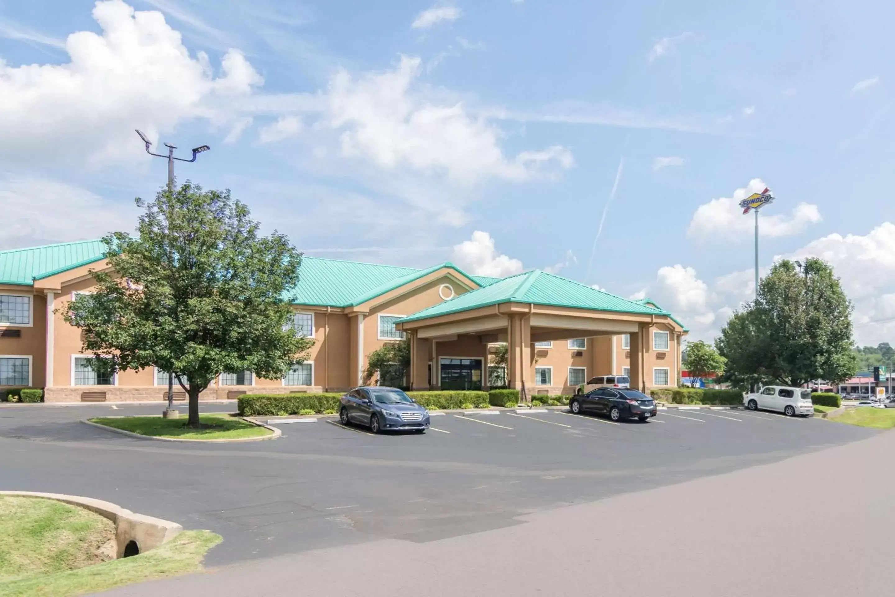 Property building in Quality Inn & Suites of Alma - Northeast from Fort Smith Property building in Quality Inn & Suites of Alma - Northeast from Fort Smith