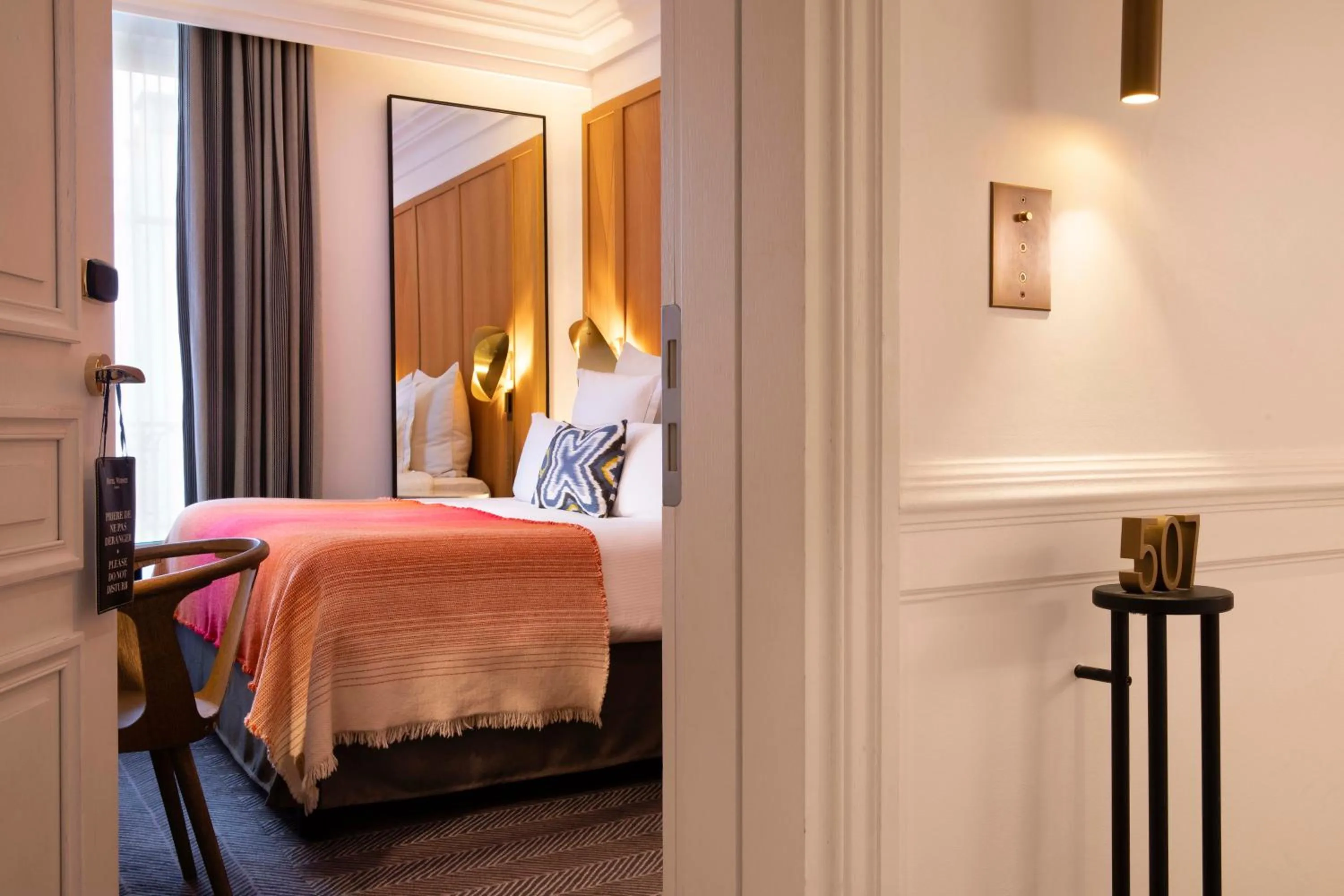 Bedroom, Bed in Hôtel Vernet Champs Elysées Paris