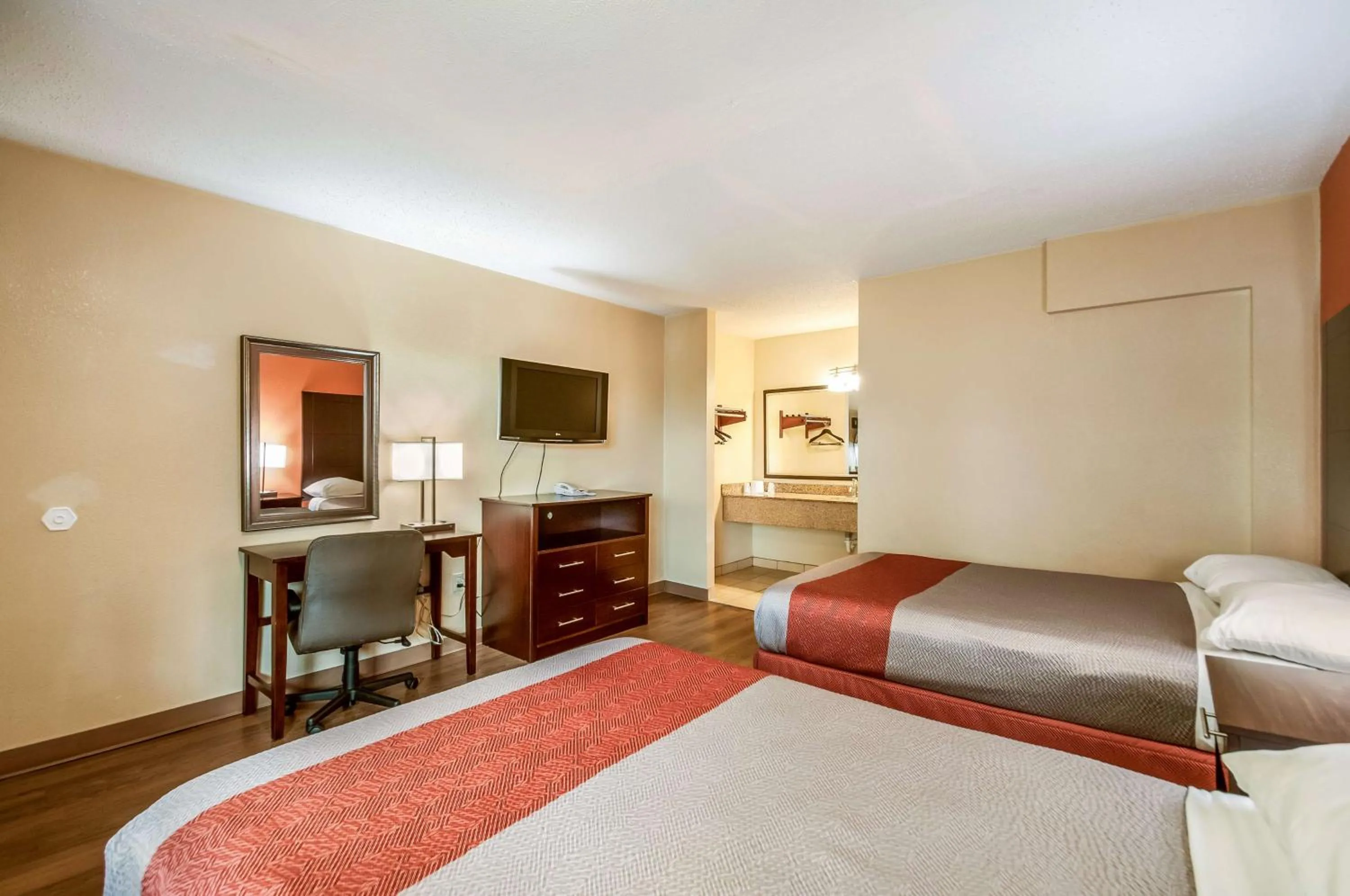 TV and multimedia in Motel 6-Washington, DC - Convention Center