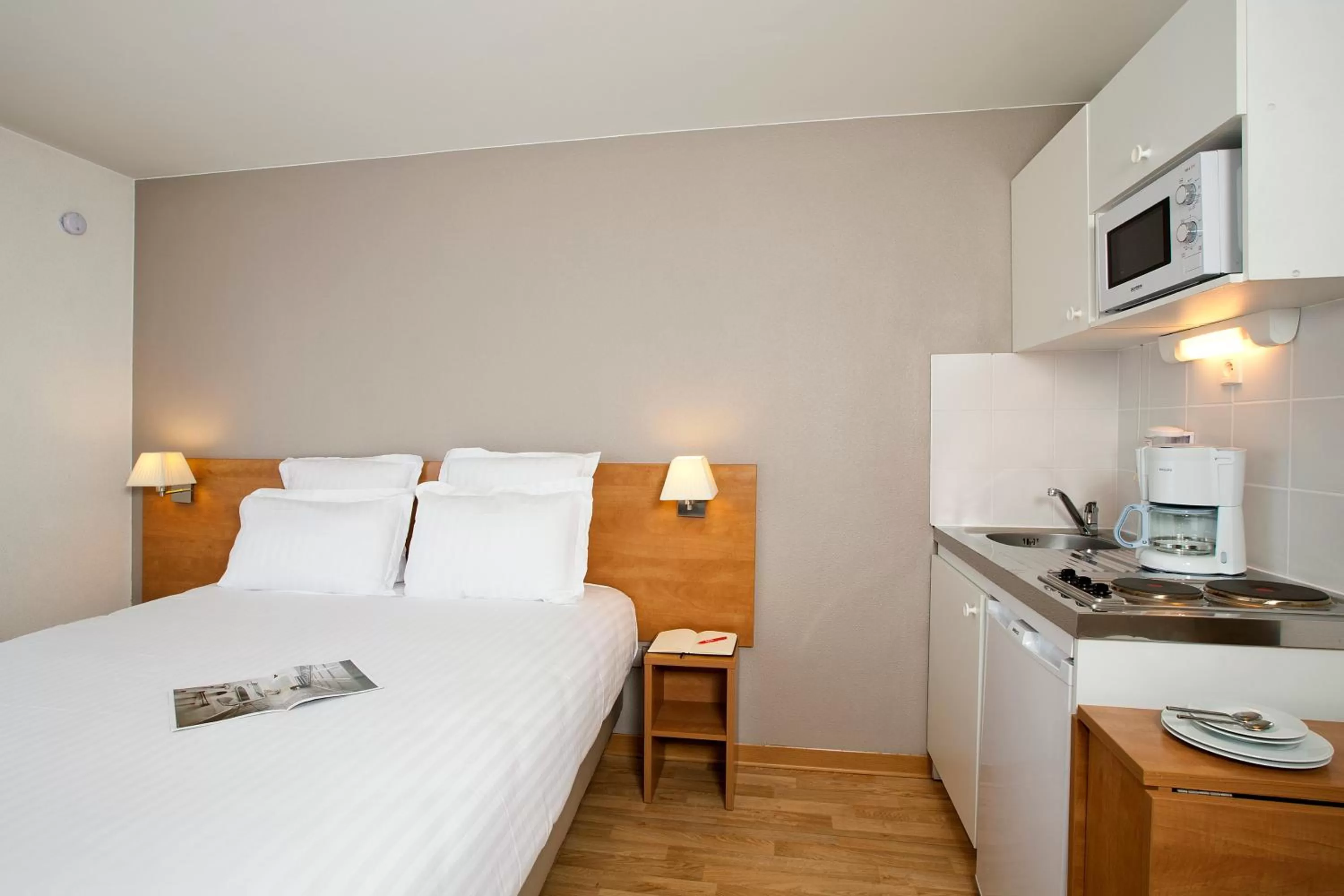 Kitchen or kitchenette, Bed in Séjours & Affaires Angers Atrium