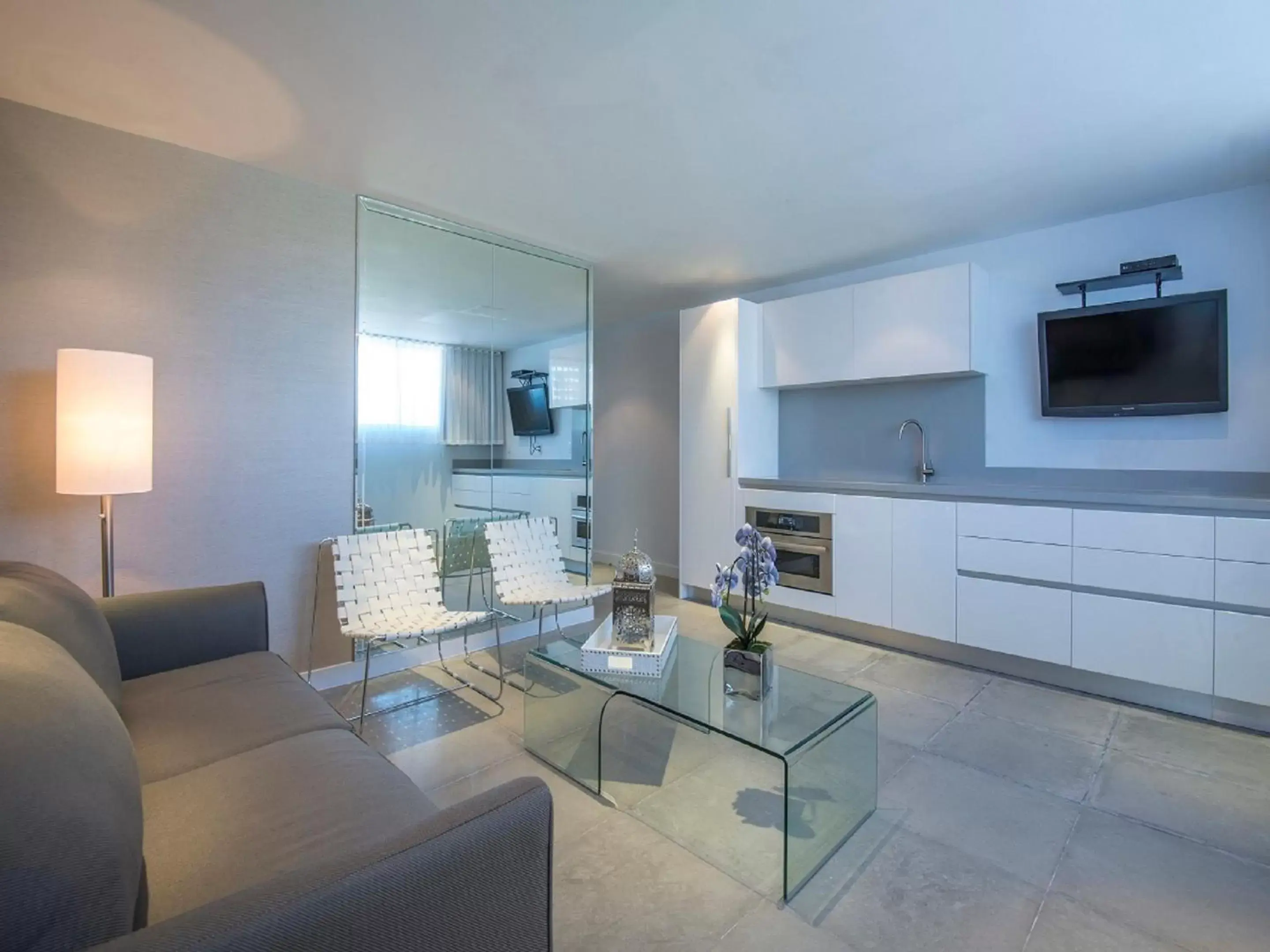 Kitchen or kitchenette, Seating Area in Boulan South Beach