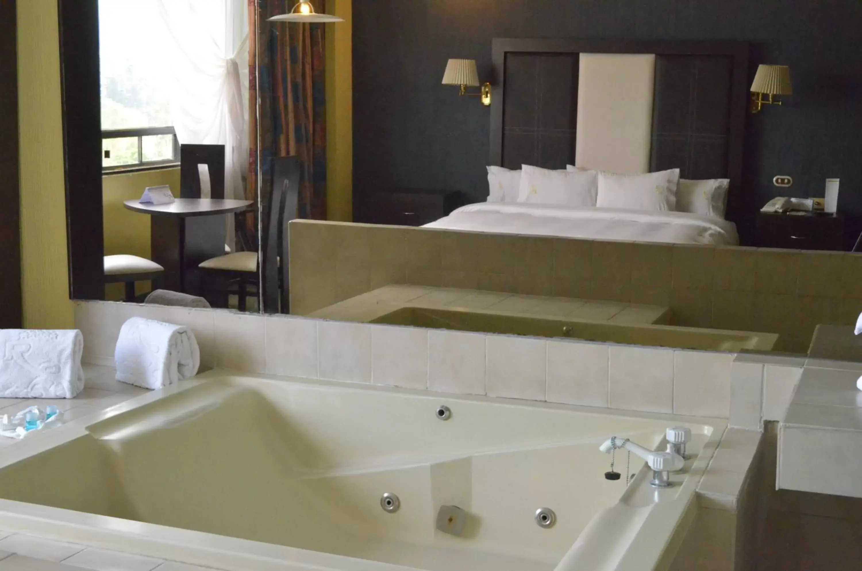 Hot Tub, Bathroom in Hotel Real del Sur