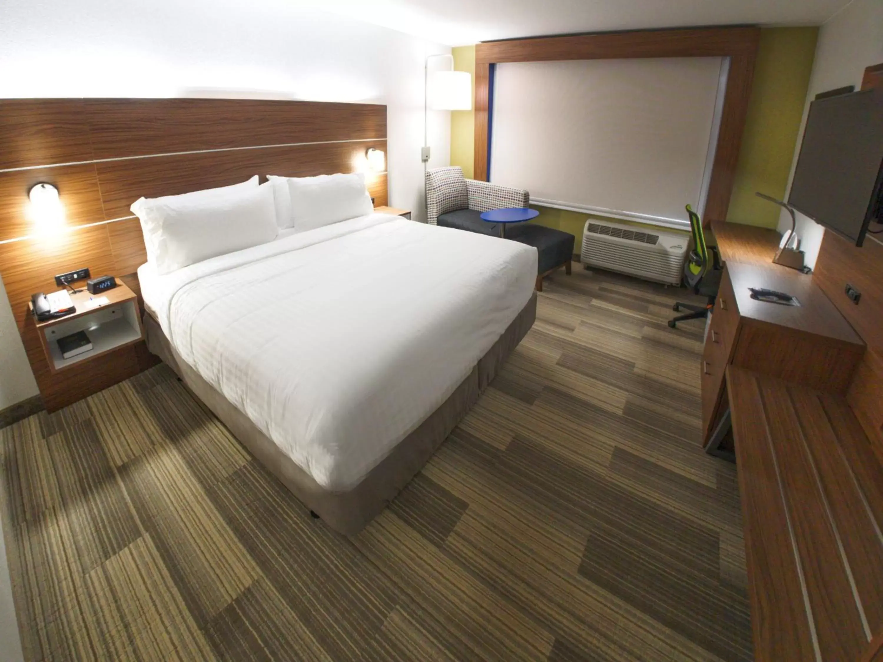 Photo of the whole room, Bed in Holiday Inn Express & Suites Moore, an IHG Hotel