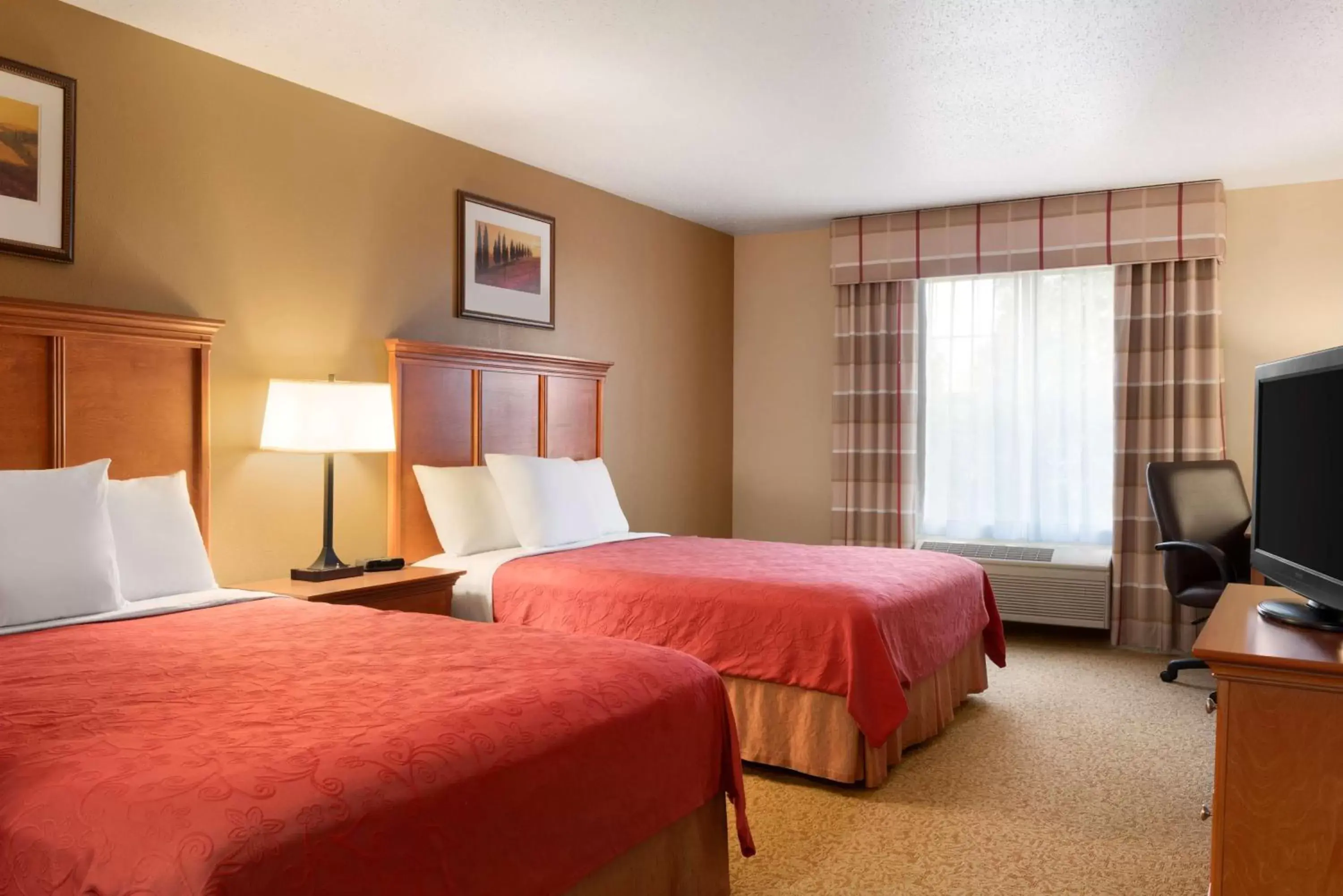 Photo of the whole room, Bed in Country Inn & Suites by Radisson, Sycamore, IL