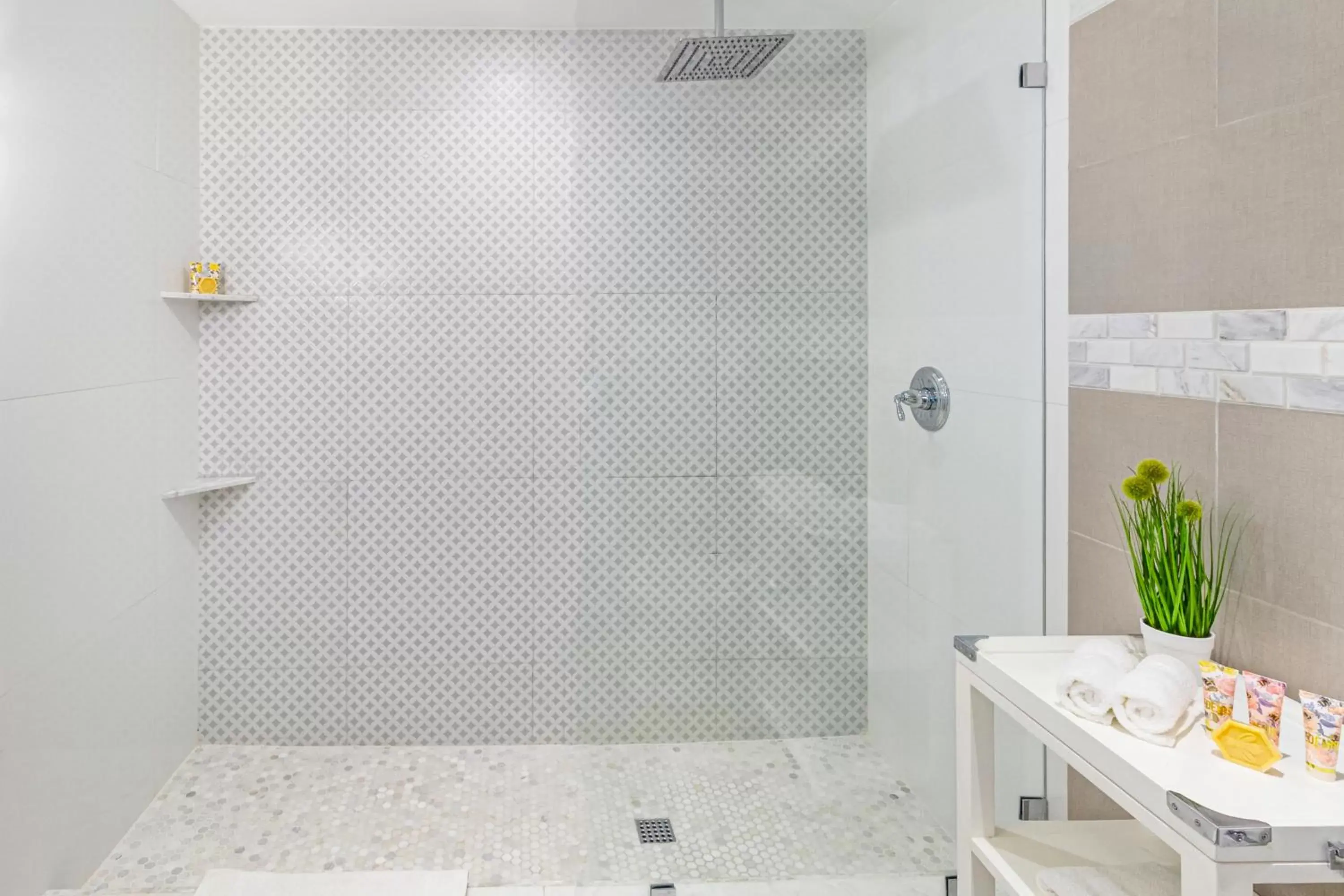 Bathroom in Henrosa Hotel