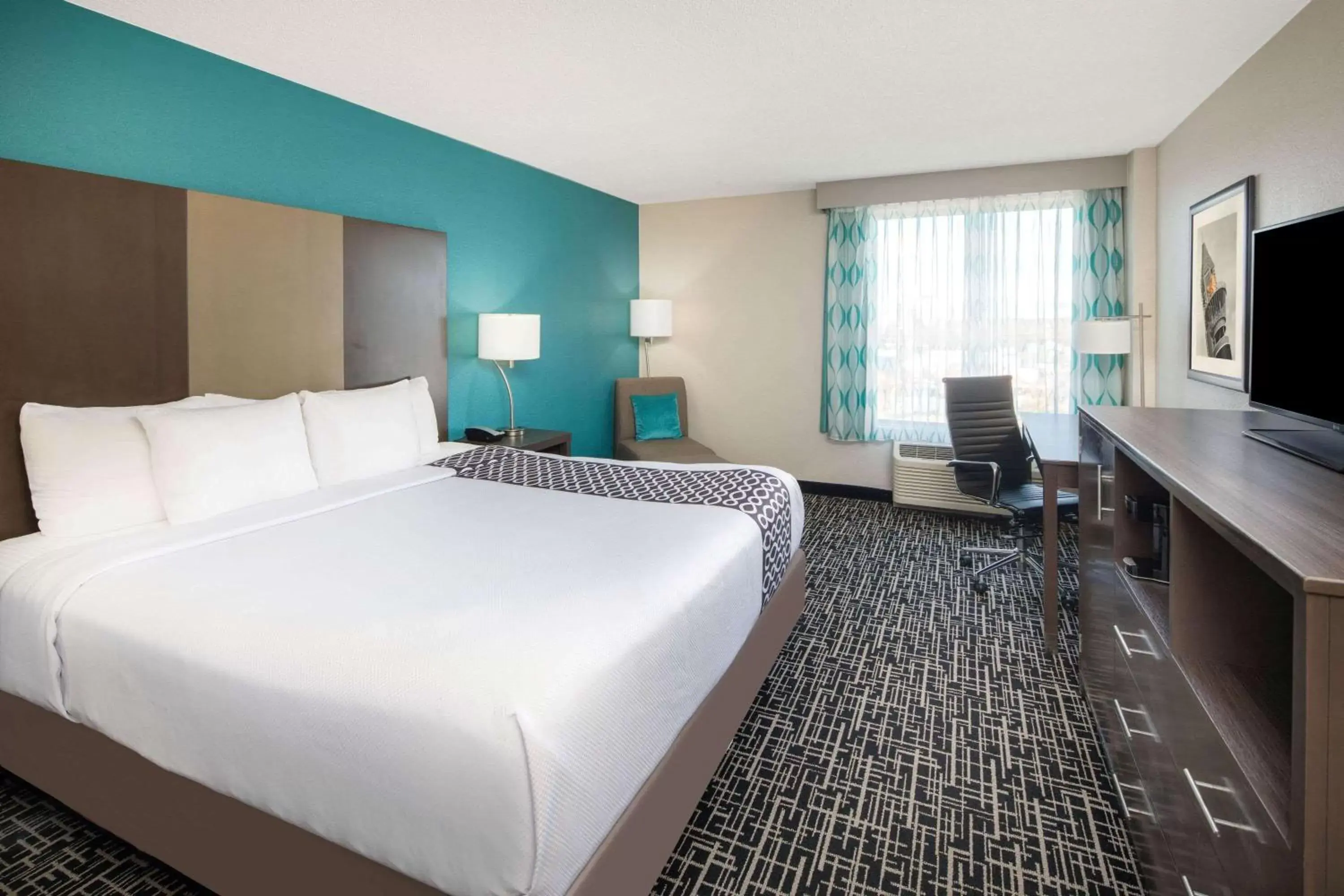 Photo of the whole room, Bed in La Quinta by Wyndham Atlanta Airport North