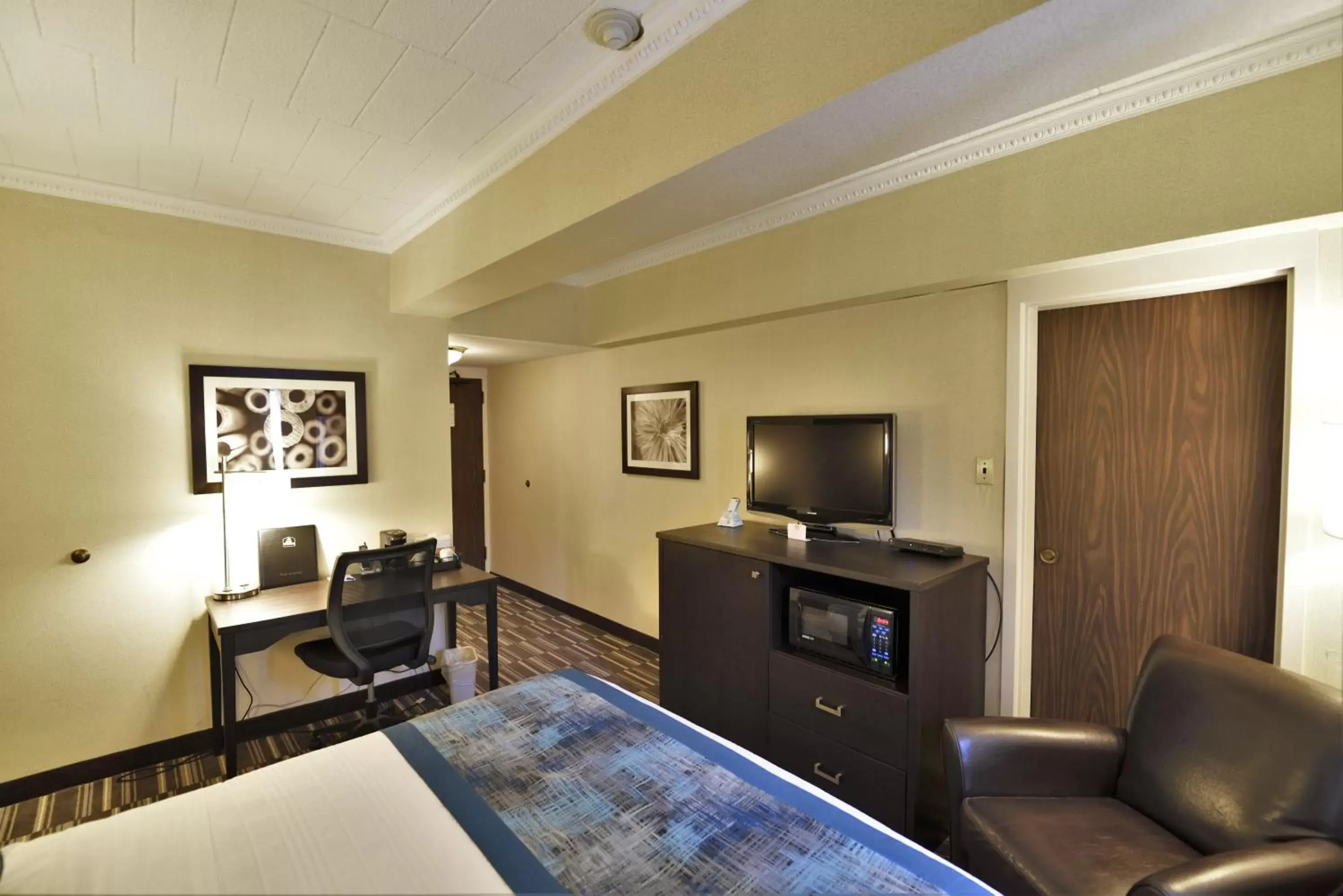 Photo of the whole room, TV/Entertainment Center in Best Western Downtown Sudbury