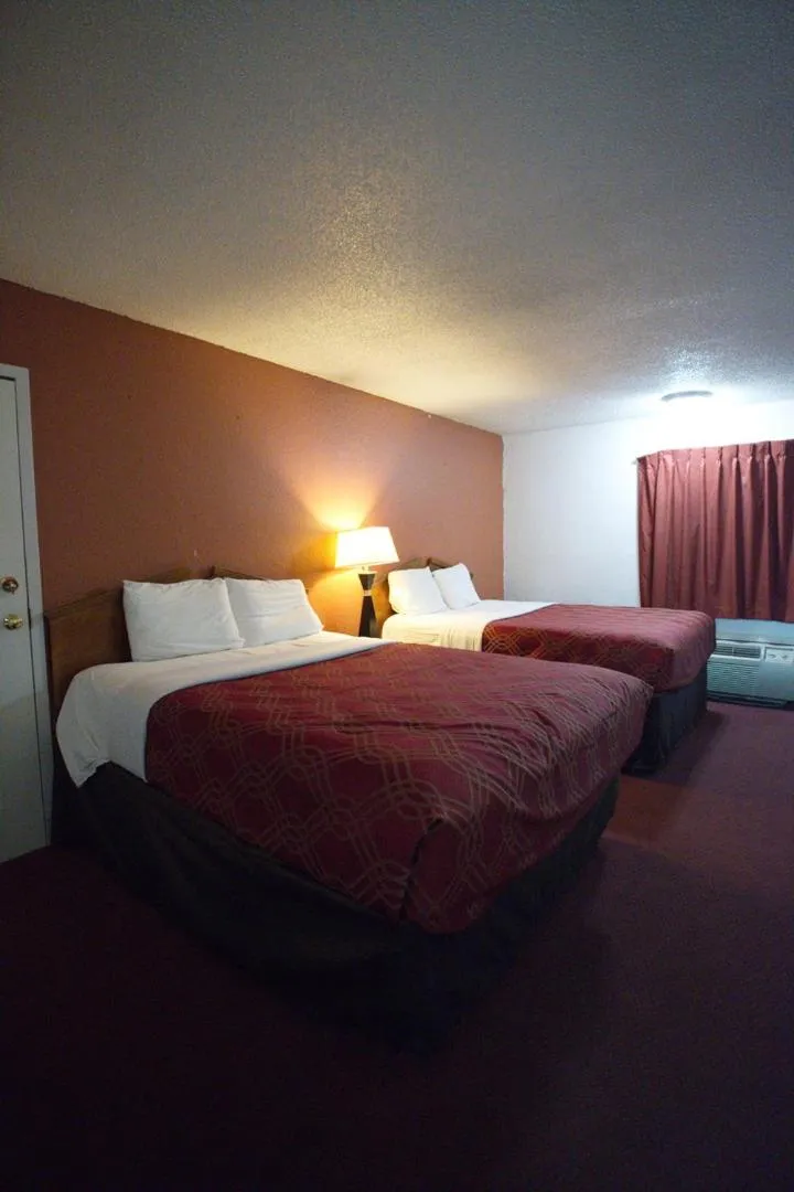 Bed in Econo Lodge Elk City