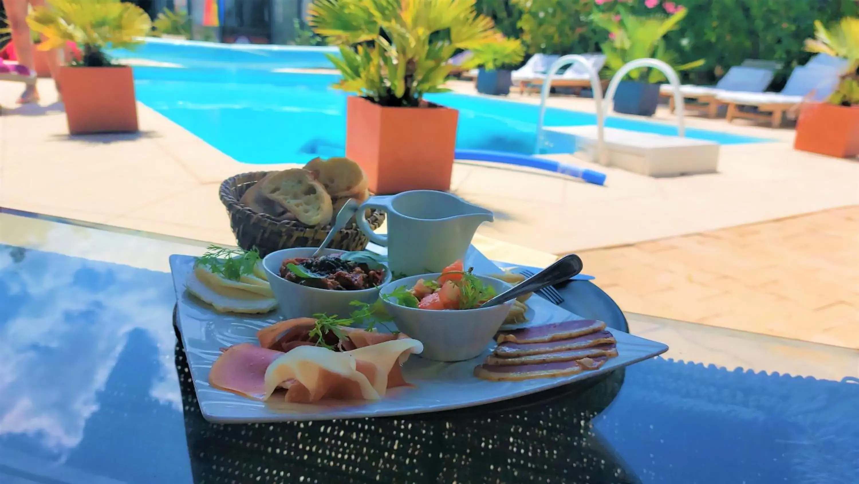 Food and drinks, Swimming Pool in La Bergerie Du Moulin