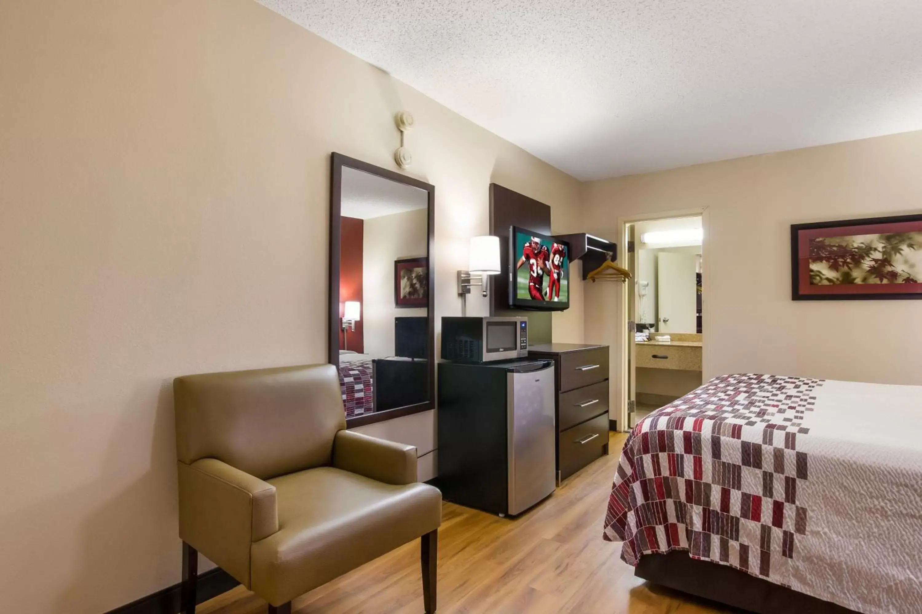 Photo of the whole room, Seating Area in Red Roof Inn Shelbyville