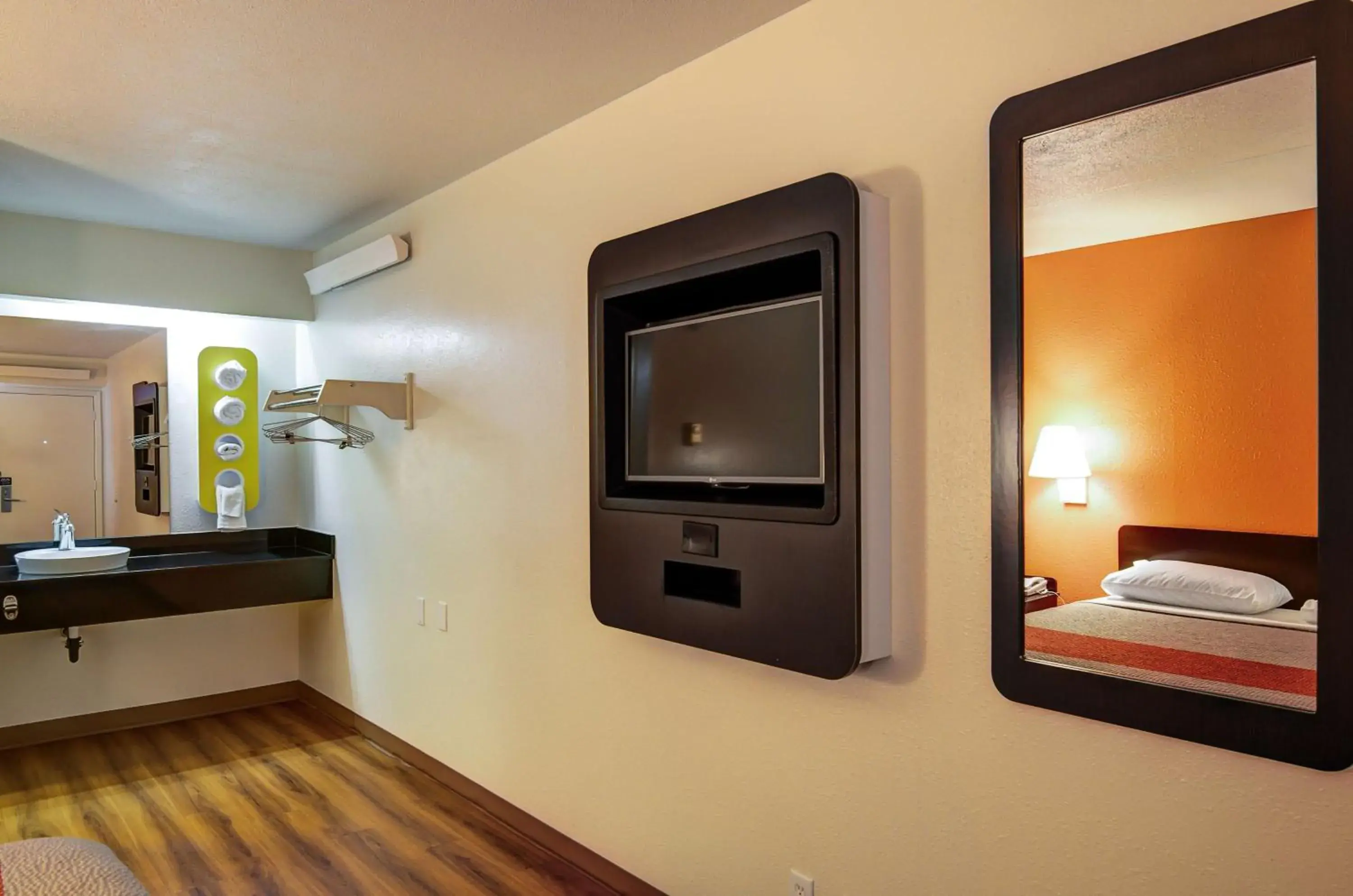 Deluxe Queen Room - single occupancy - Non-Smoking in Motel 6-Springfield, MO - North Deluxe Queen Room - single occupancy - Non-Smoking in Motel 6-Springfield, MO - North