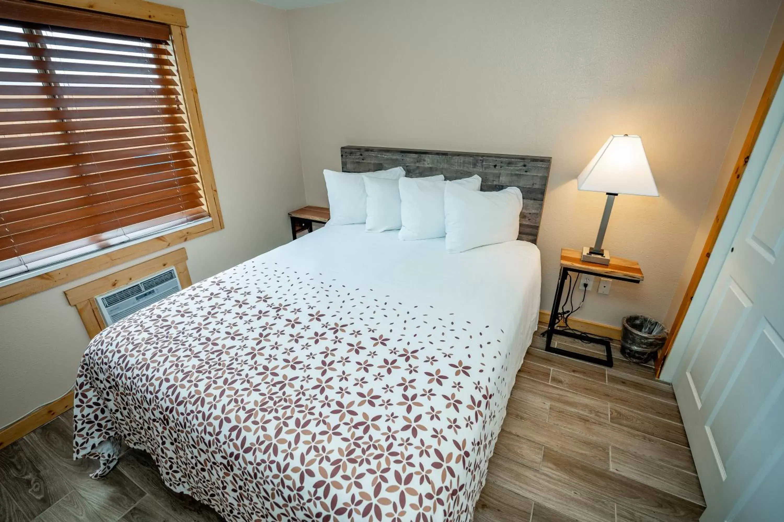 Bed in Estes Mountain Inn