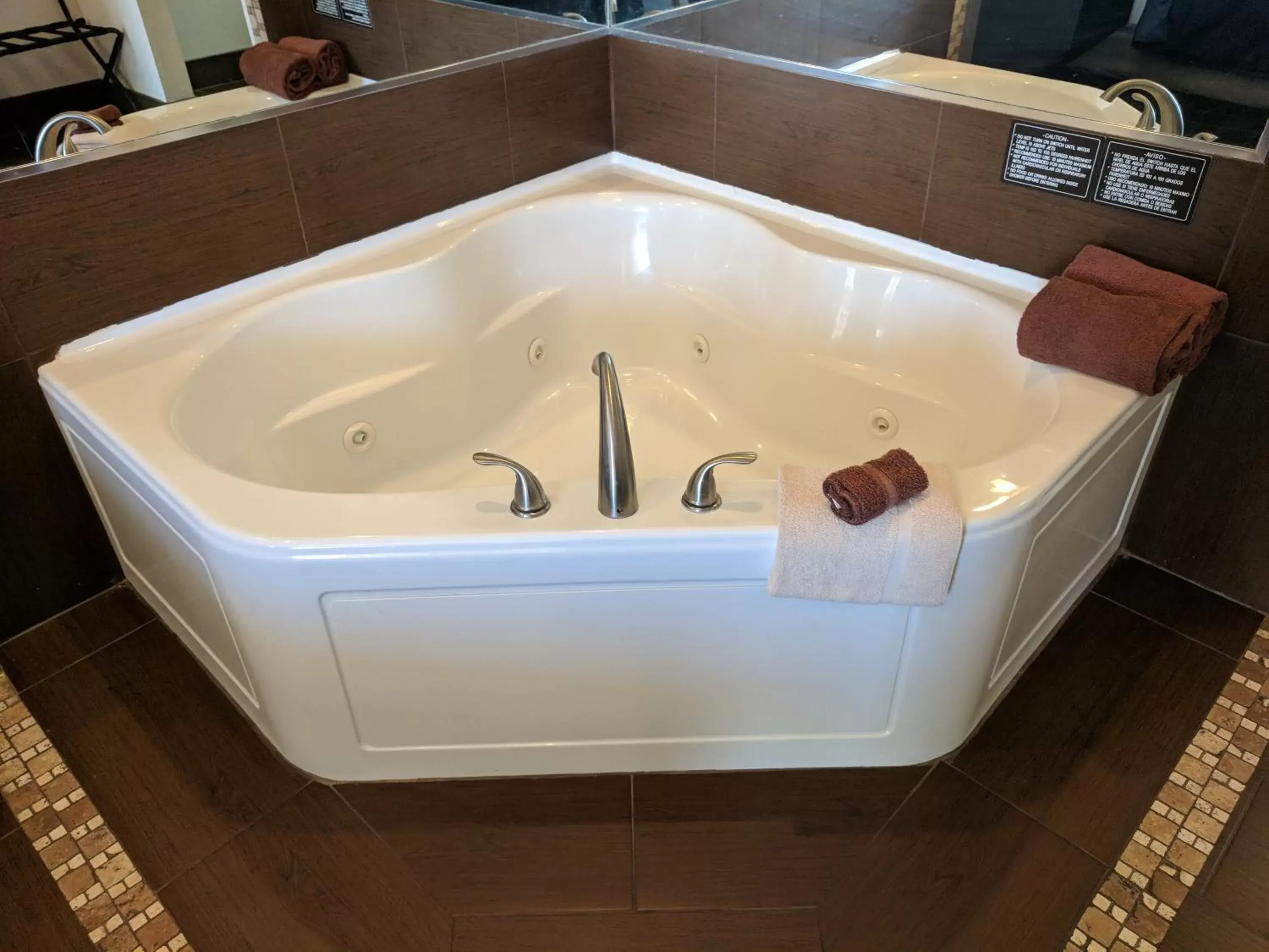 Hot Tub, Bathroom in Americas Best Value Inn - Brownsville