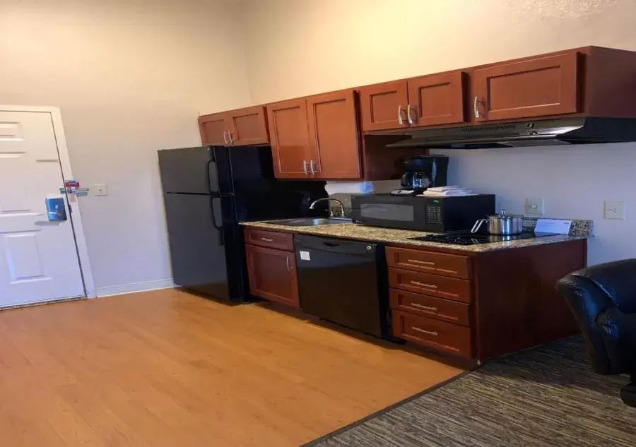 Kitchen/Kitchenette in Candlewood Suites Temple, an IHG Hotel