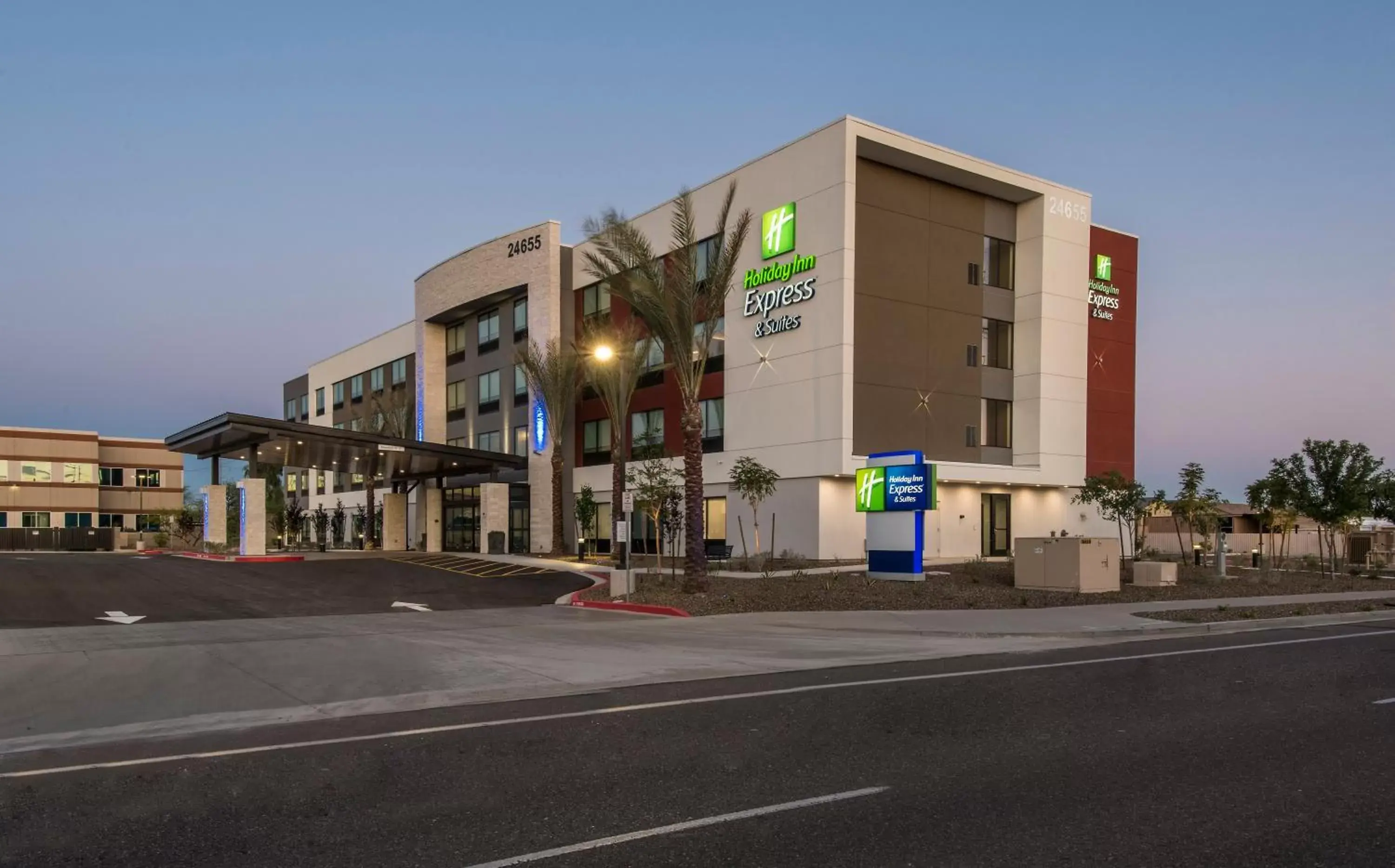 Property building in Holiday Inn Express & Suites - Phoenix North - Happy Valley, an IHG Hotel