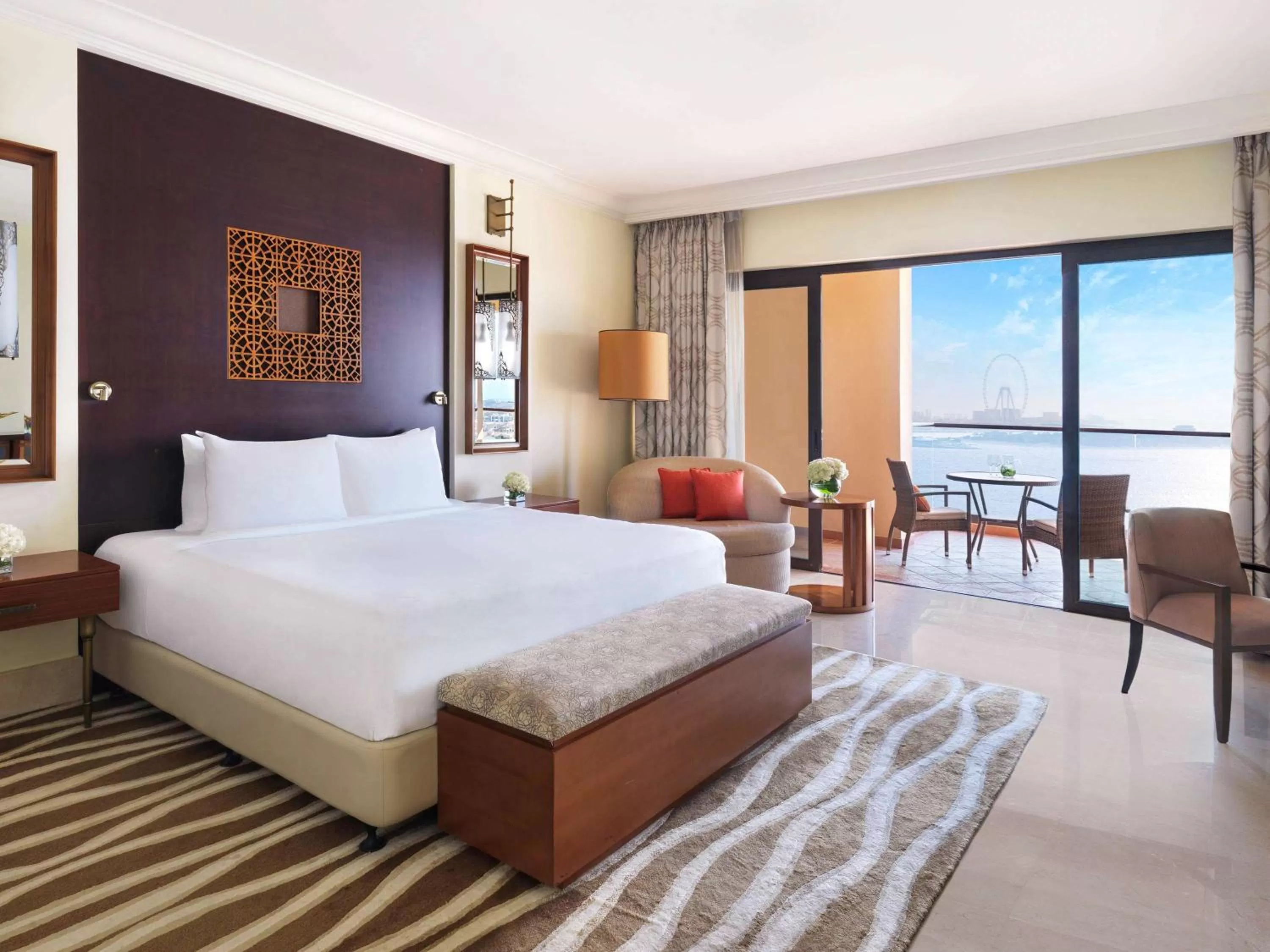 Photo of the whole room, Bed in Fairmont The Palm