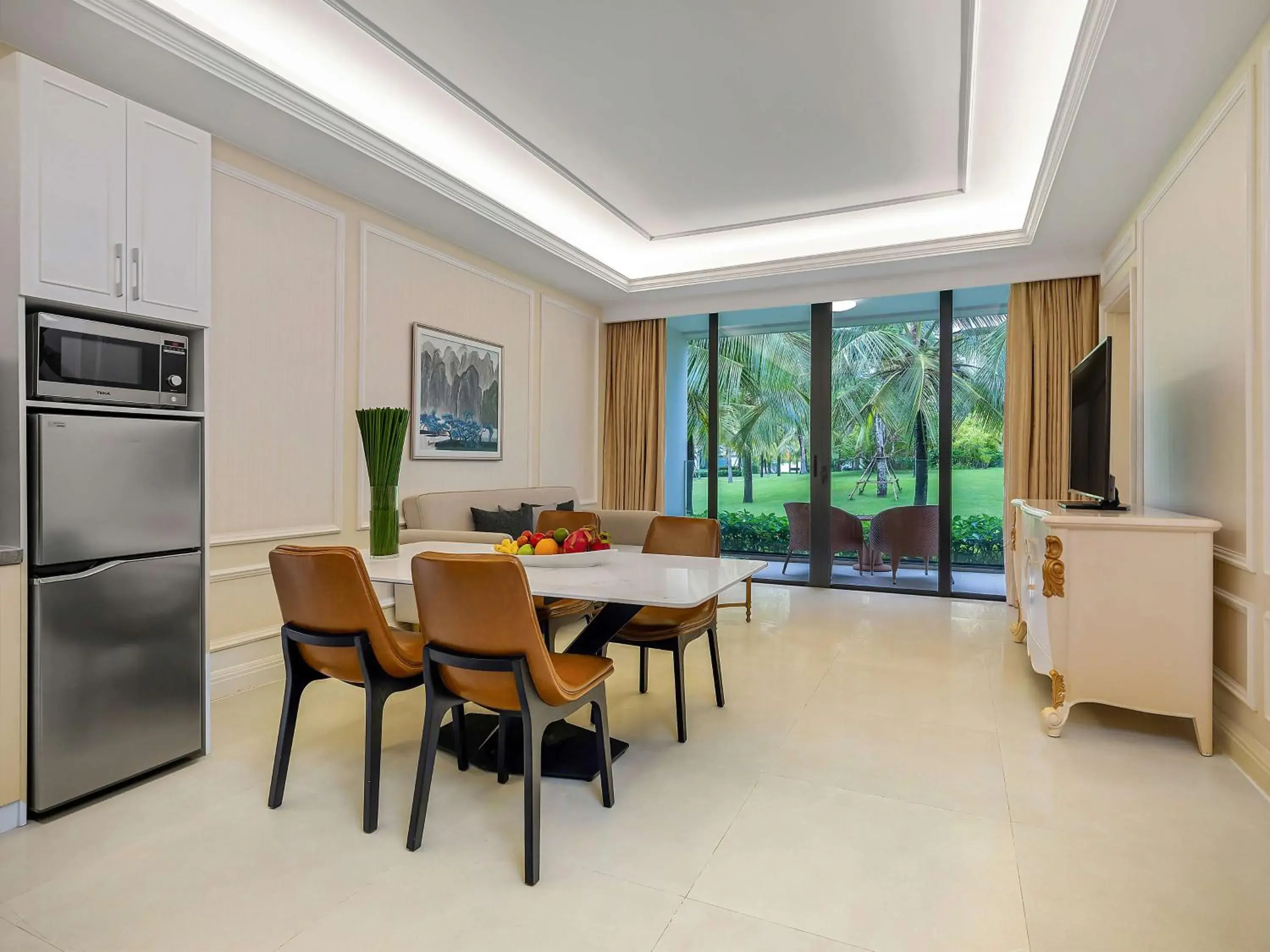 Kitchen or kitchenette, Dining Area in Radisson Blu Resort Phu Quoc