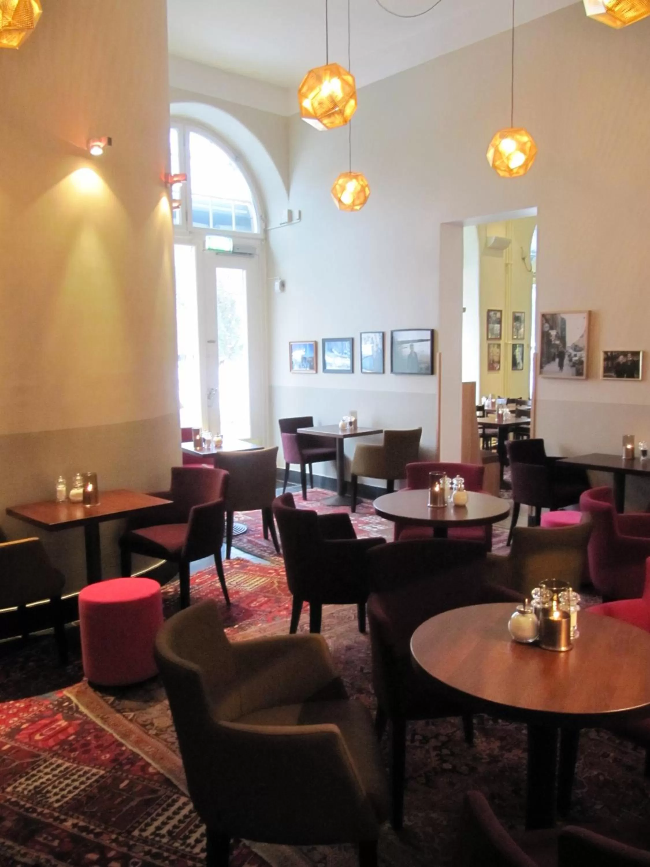 Restaurant/places to eat in Hotel Rival