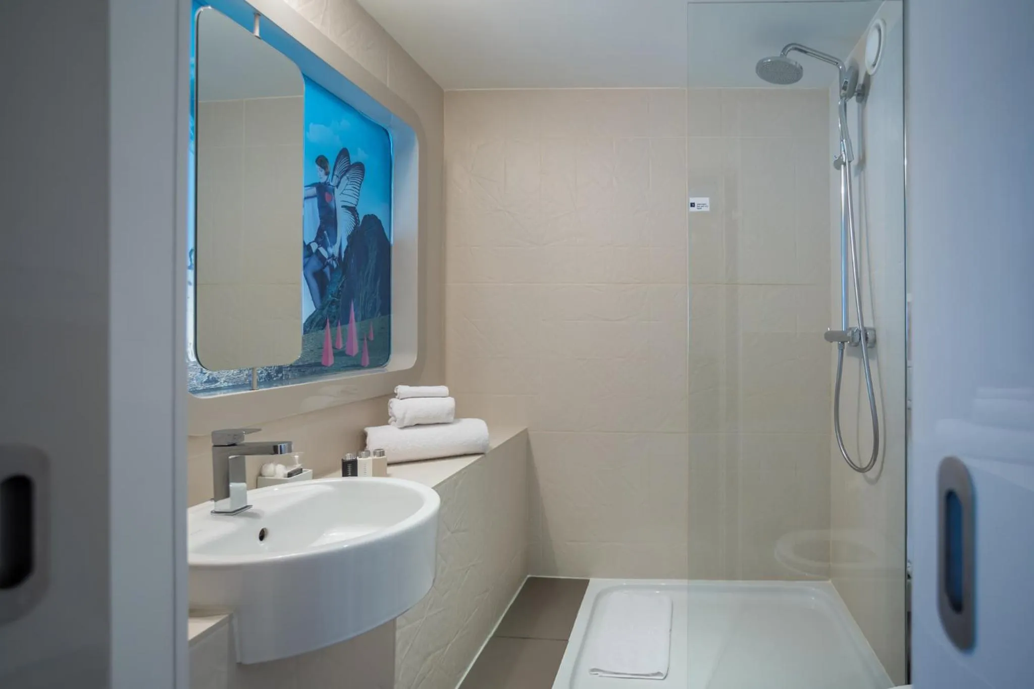 Bathroom in Hôtel Le Marcel Paris Gare de l'Est