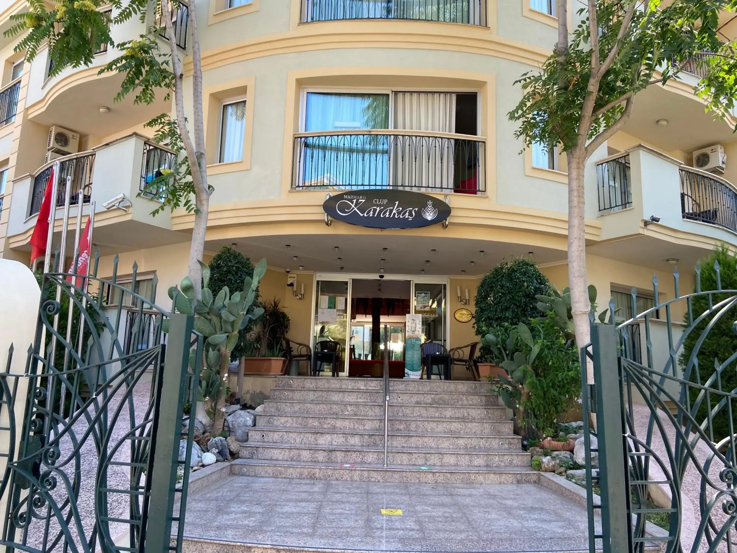 Facade/entrance in Club Karakas Apart Otel