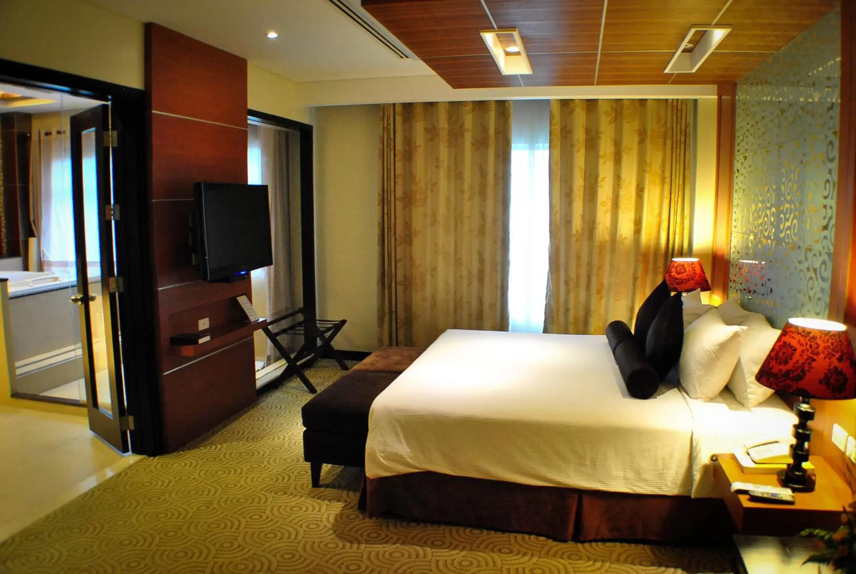 Bed, TV/Entertainment Center in Hotel Elizabeth Cebu