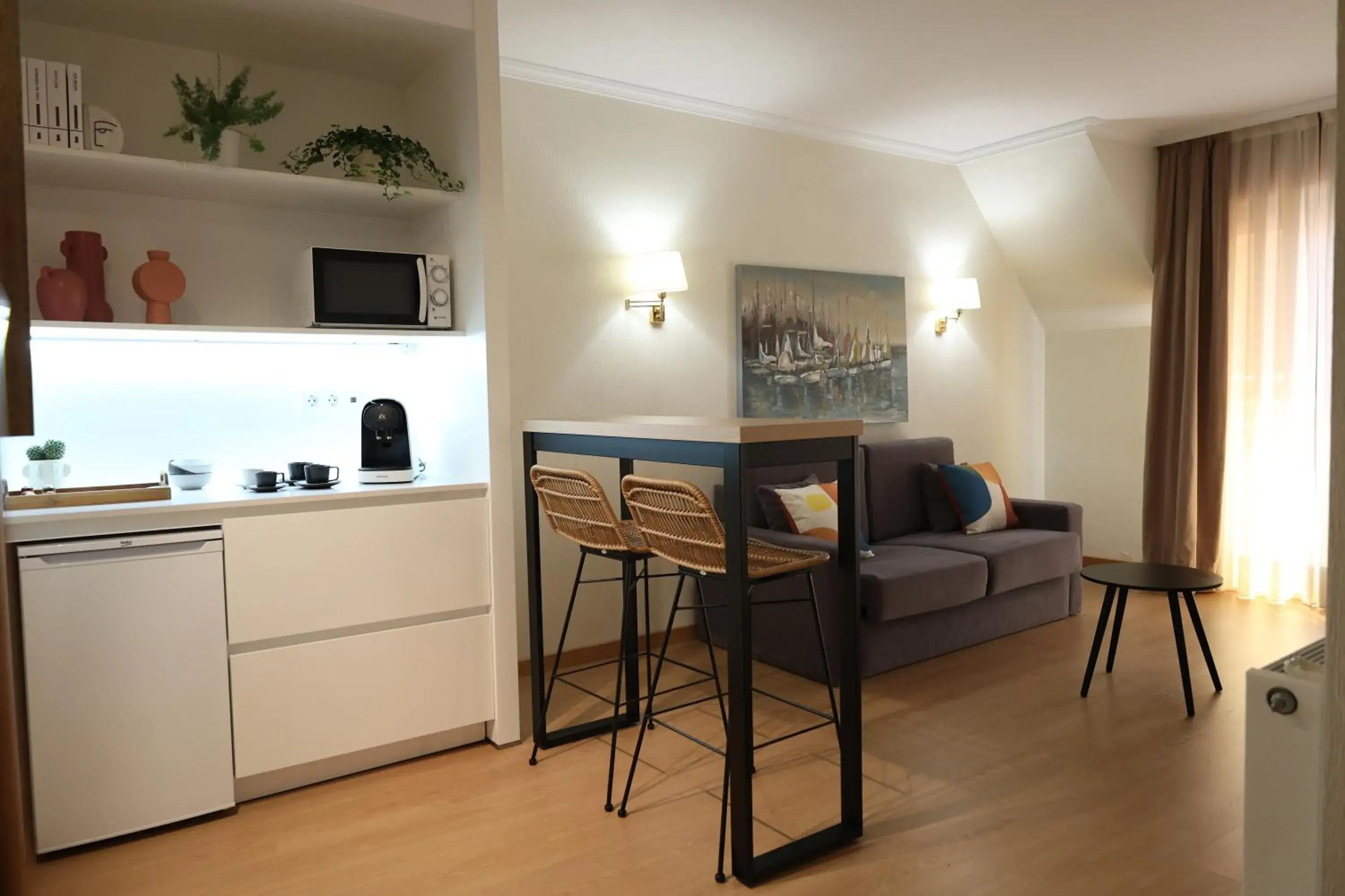 Living room, Kitchen/Kitchenette in Hotel Maruxia *** Superior