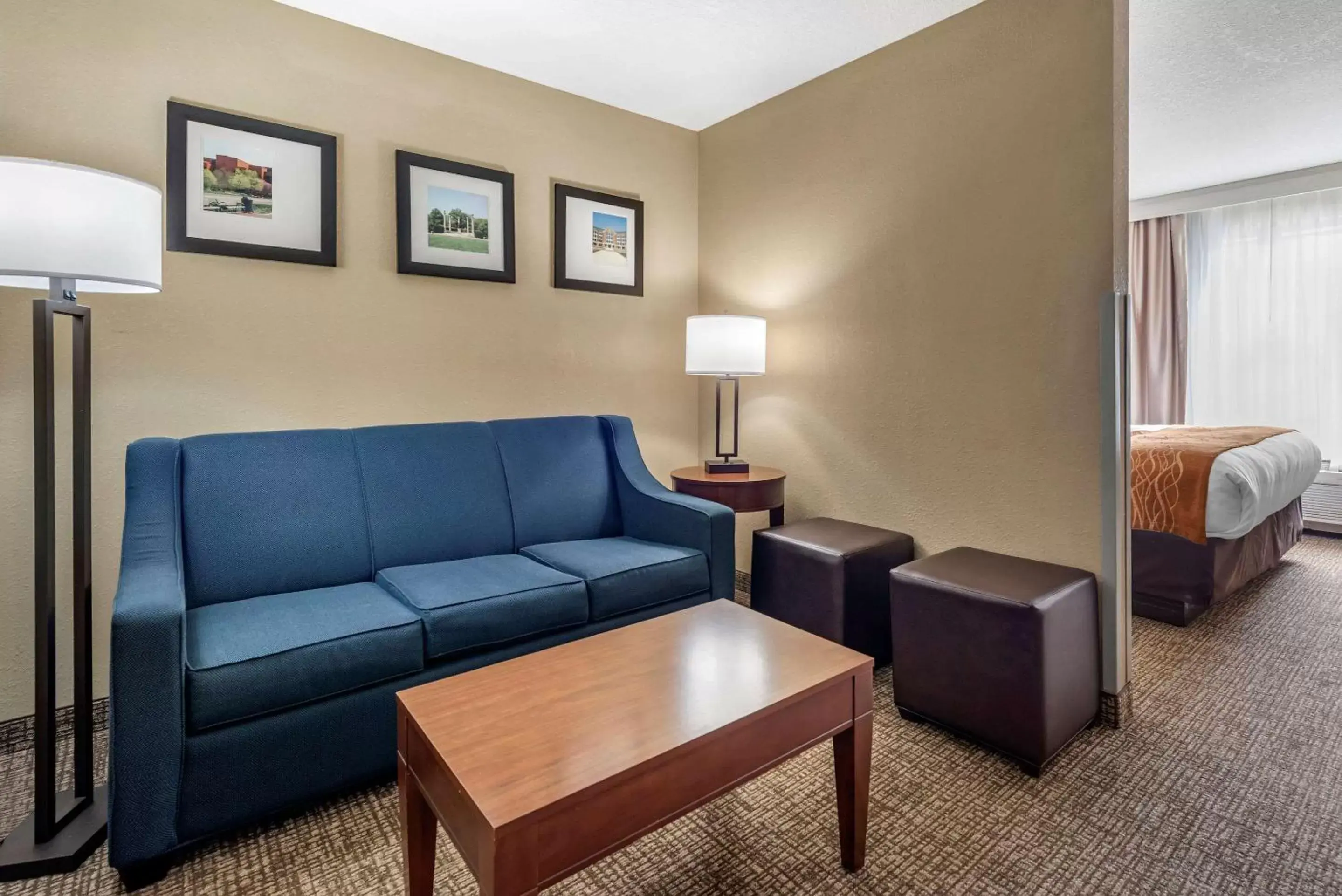 Photo of the whole room, Seating Area in Comfort Inn & Suites Muncie