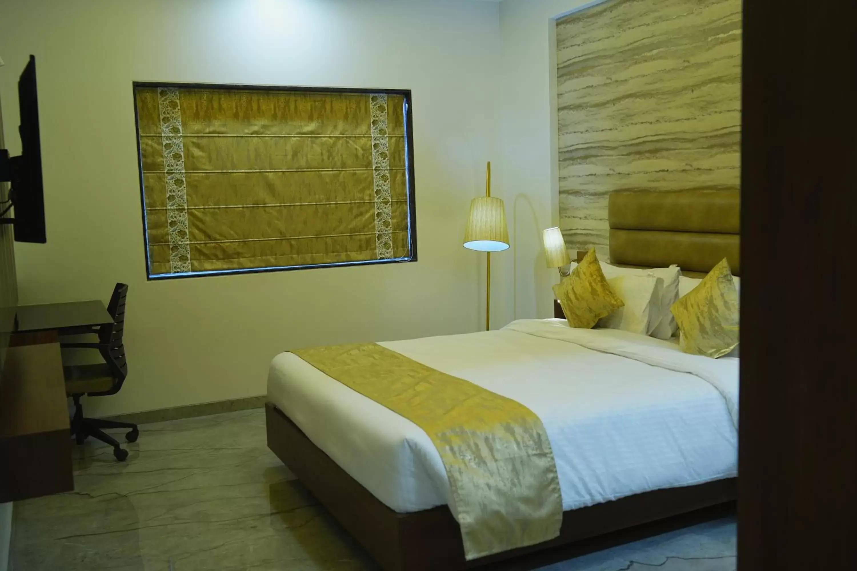 Bed in Four Petals Executive by LHMS Bed in Four Petals Executive by LHMS