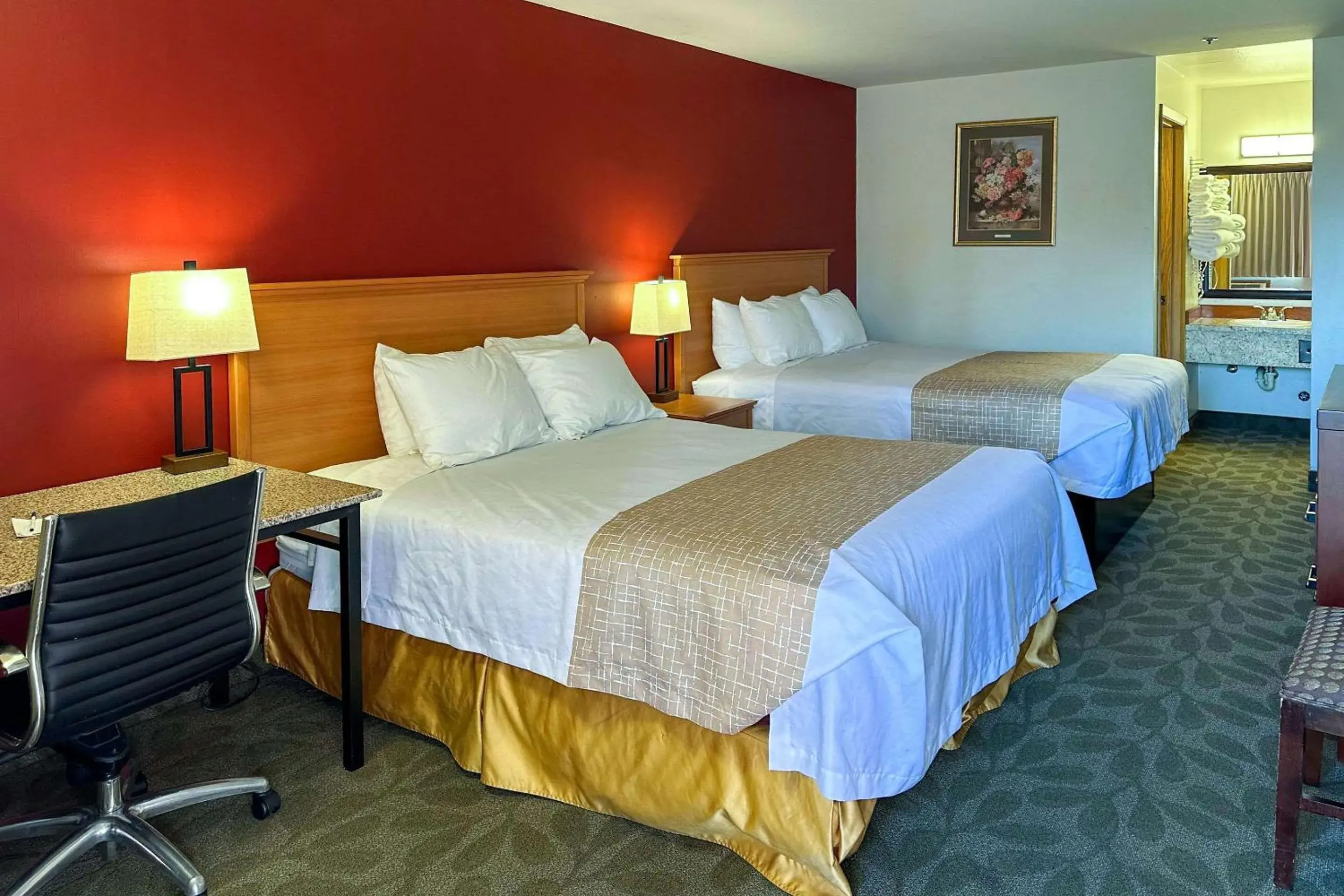 Bedroom, Bed in Econo Lodge Edmonds North Seattle