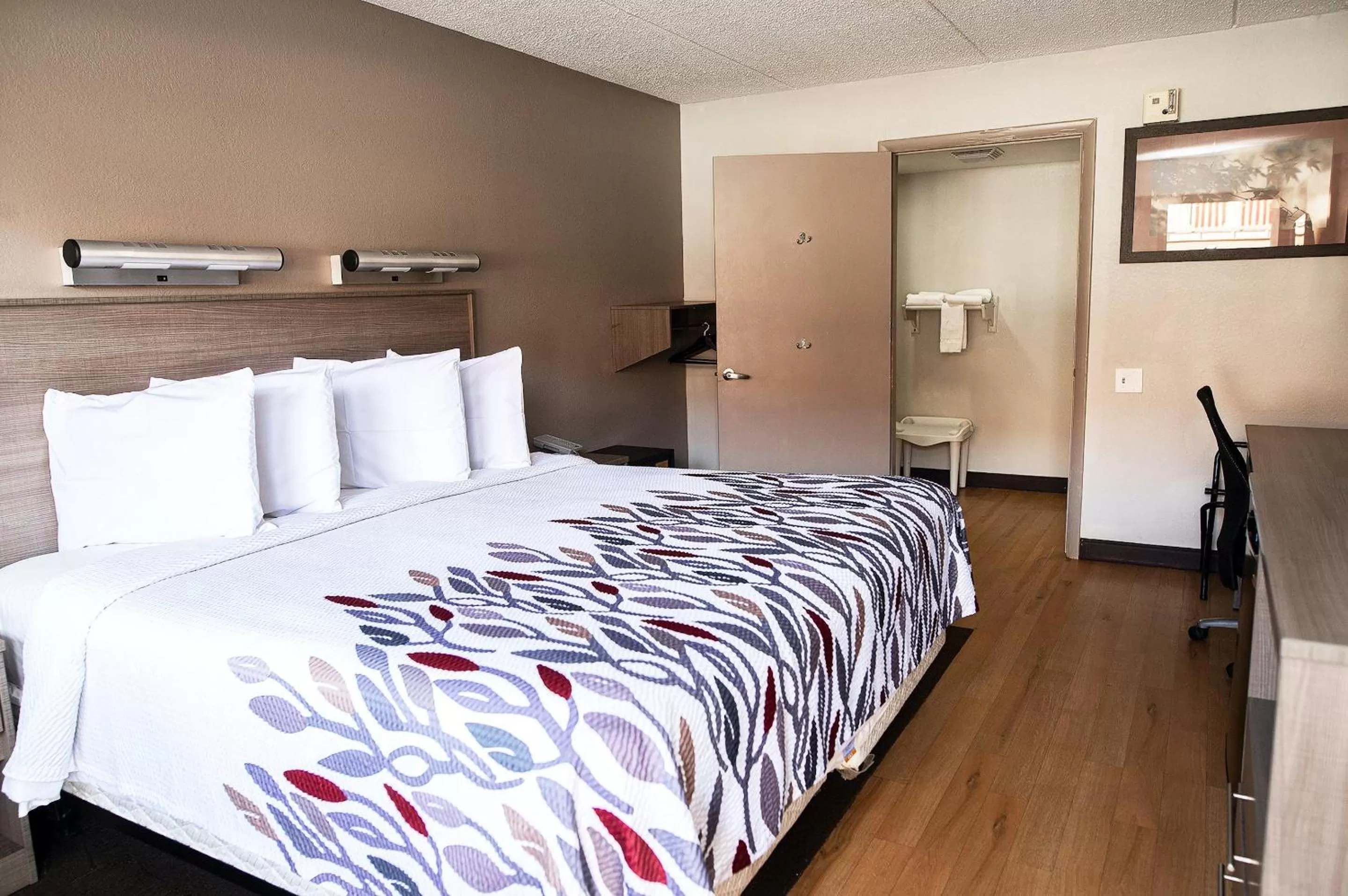 Bedroom, Bed in Red Roof Inn Rochester - Henrietta