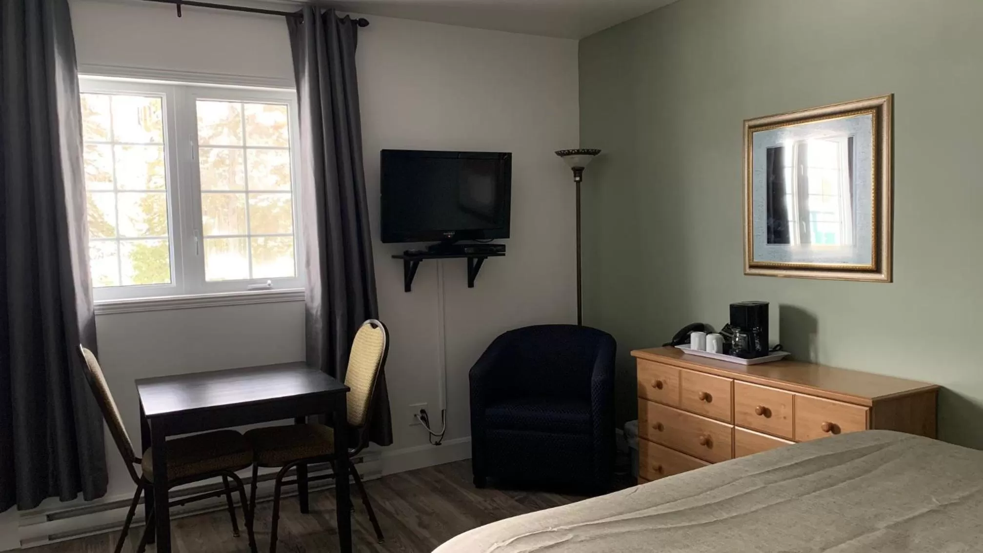 TV/Entertainment Center in Motel Des Cascades