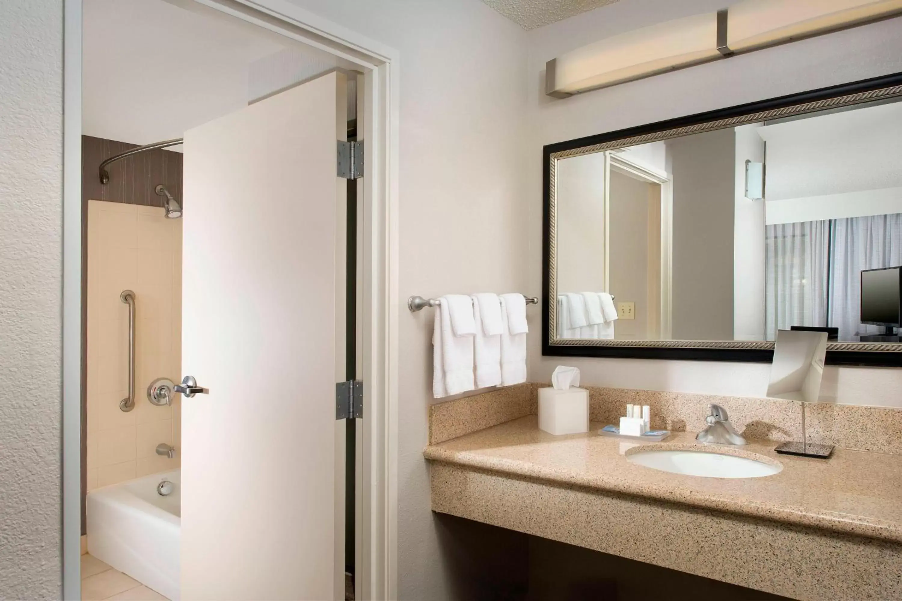 Bathroom in Courtyard by Marriott San Antonio SeaWorld/Lackland