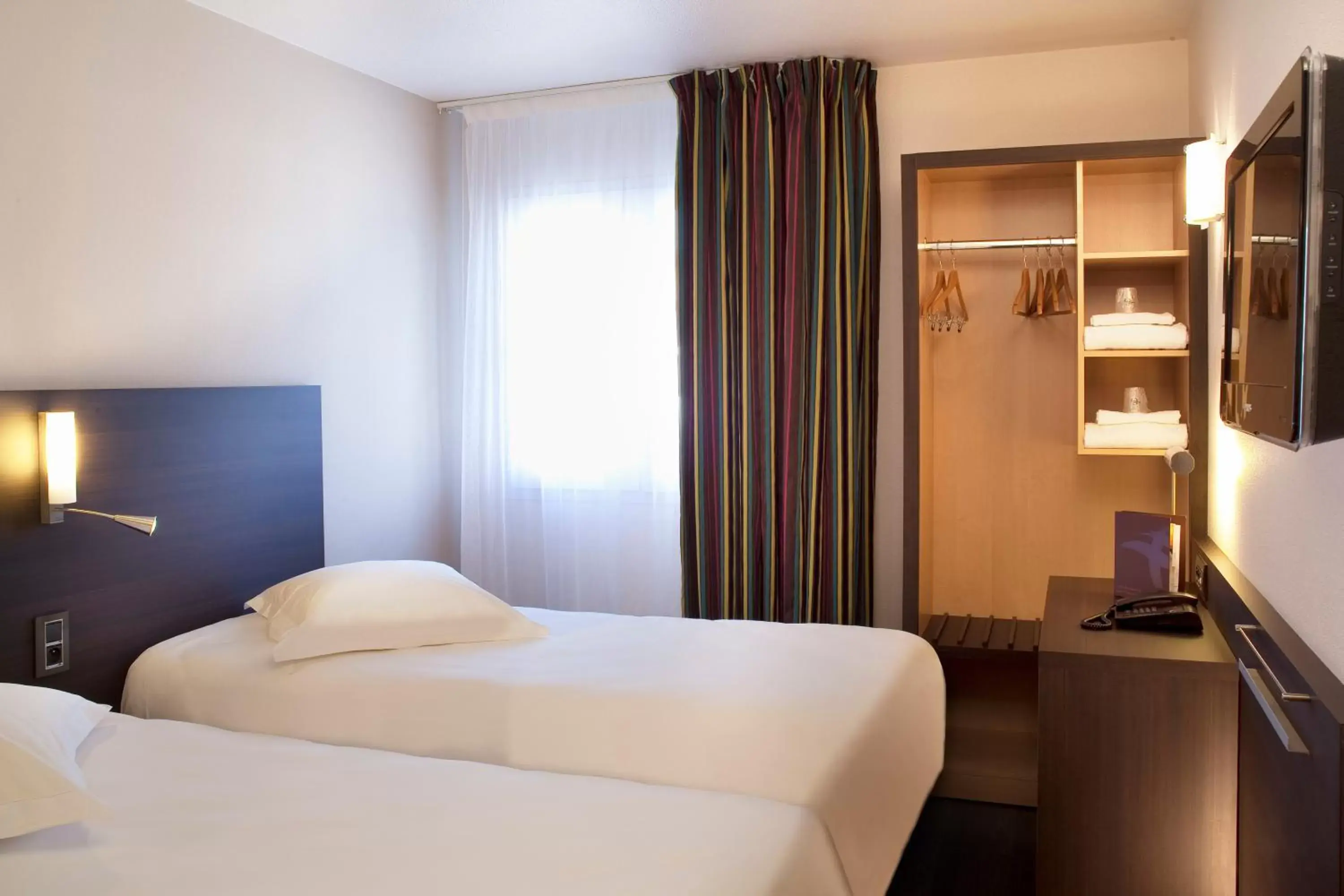Photo of the whole room, Bed in Escale Oceania Vannes Centre