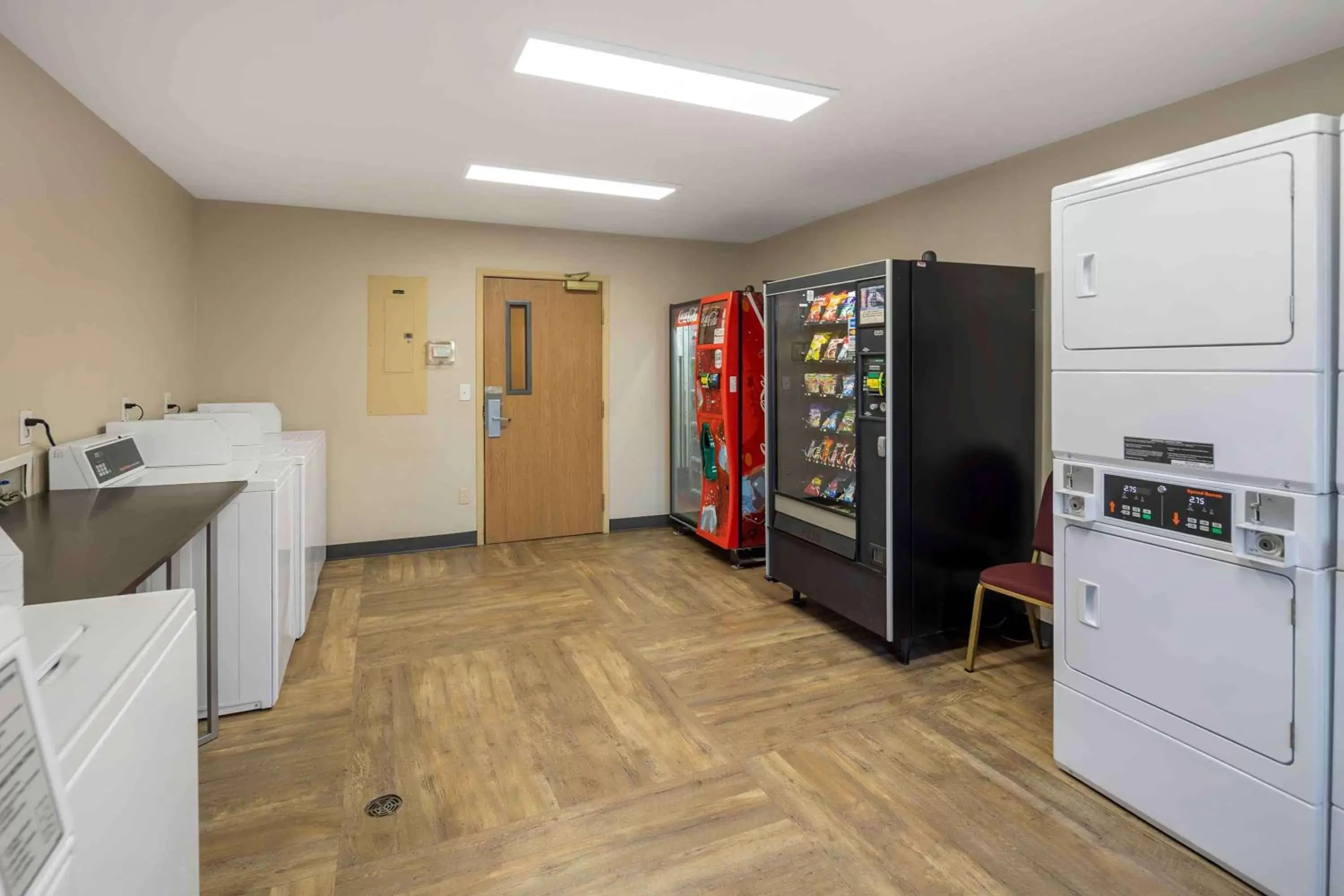 Property building in Extended Stay America Suites - Anchorage - Midtown Property building in Extended Stay America Suites - Anchorage - Midtown