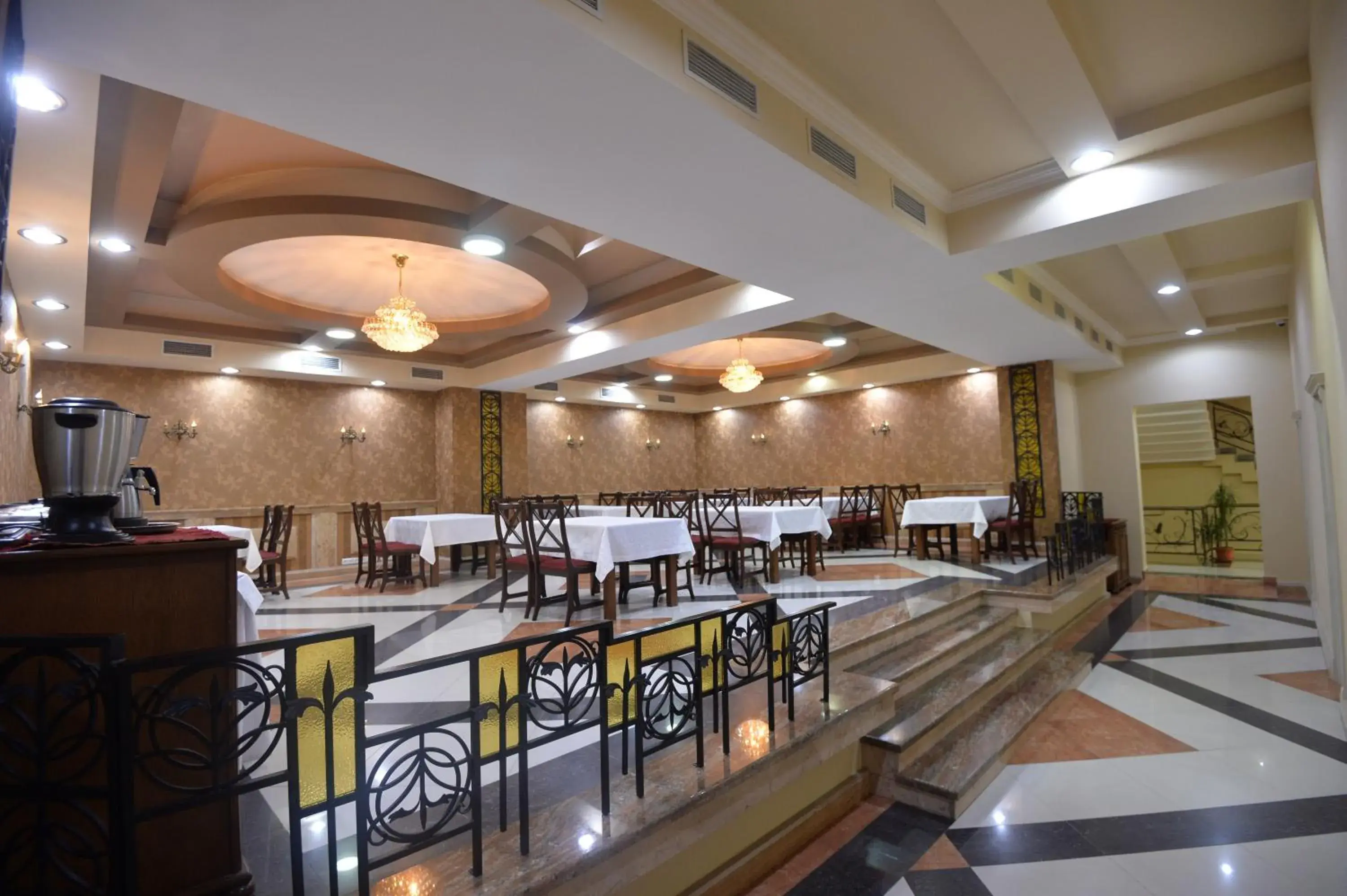 Restaurant/Places to Eat in Yerevan Deluxe Hotel